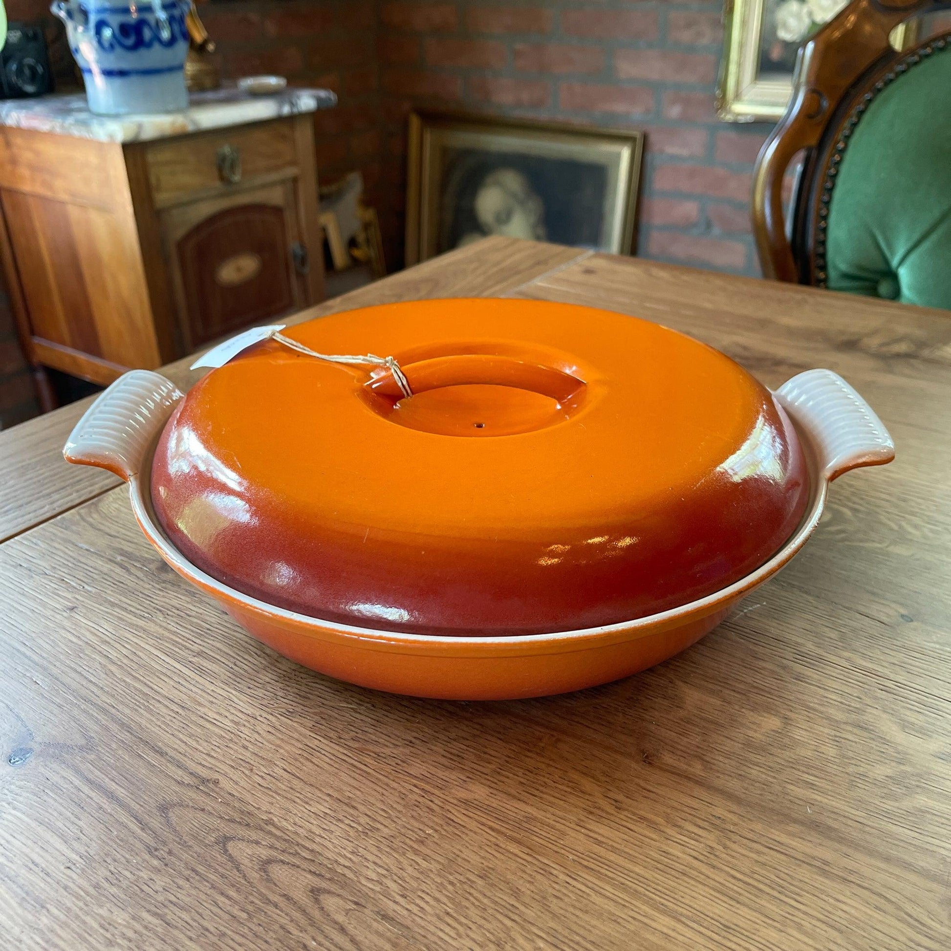 Dru gietijzeren drievaks pan met deksel - Bamestra Curiosa