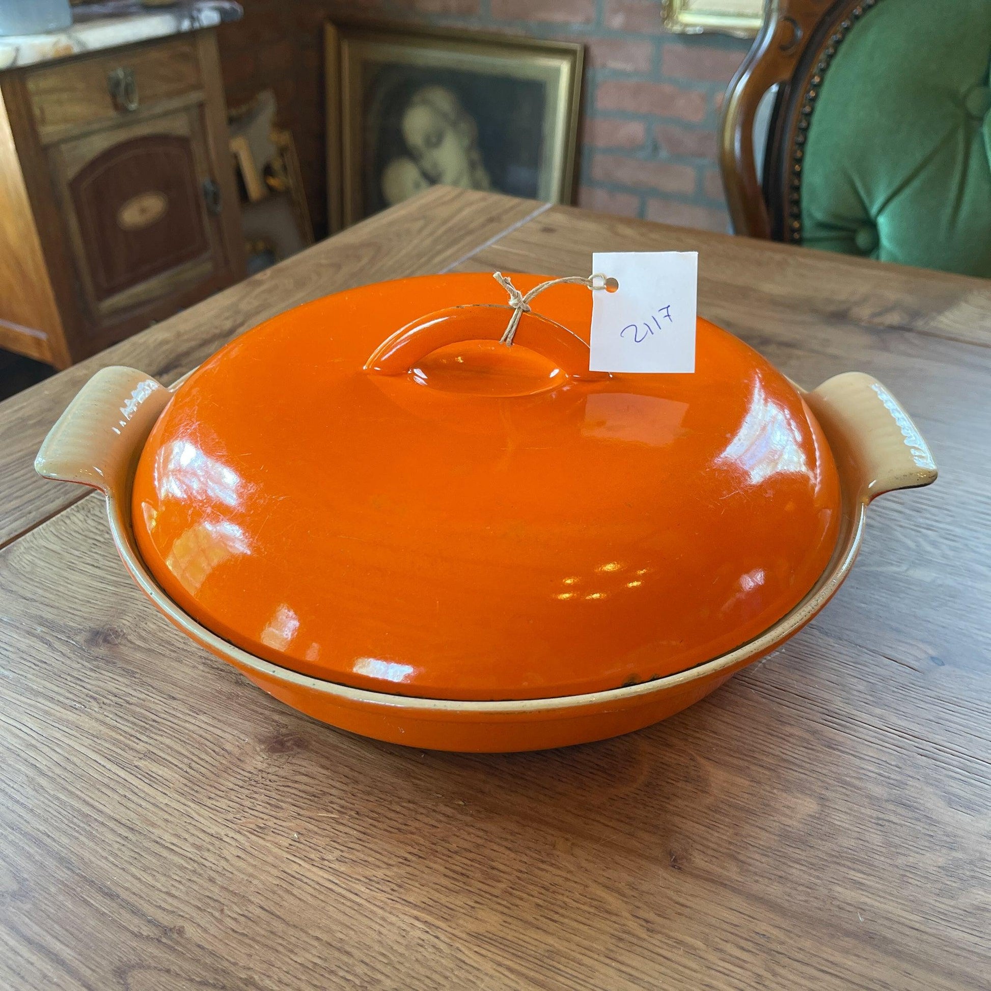 Dru gietijzeren drievaks pan met deksel - Bamestra Curiosa