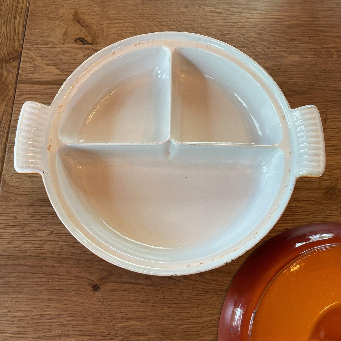 Dru gietijzeren drievaks pan met deksel - Bamestra Curiosa