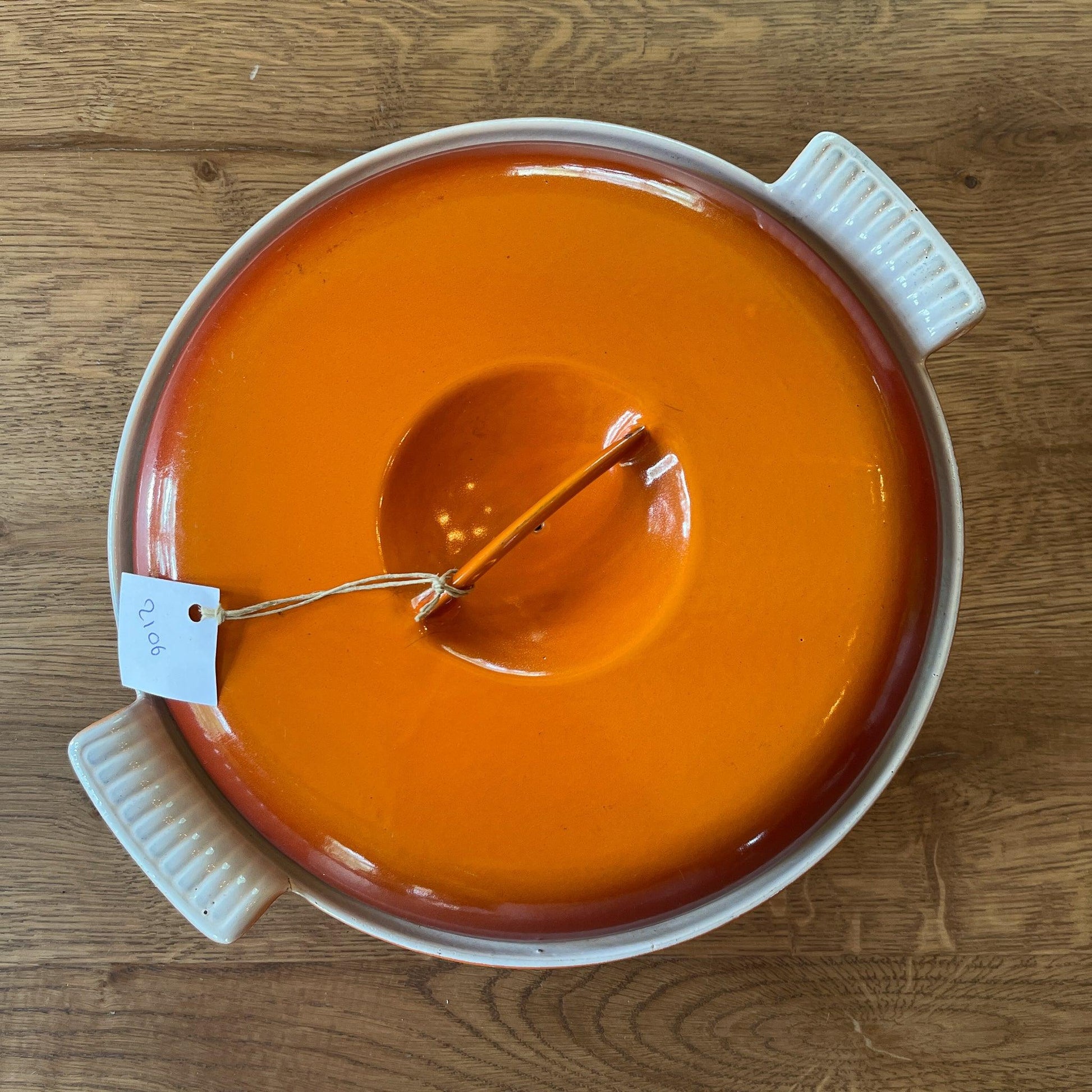 Dru gietijzeren drievaks pan met deksel - Bamestra Curiosa