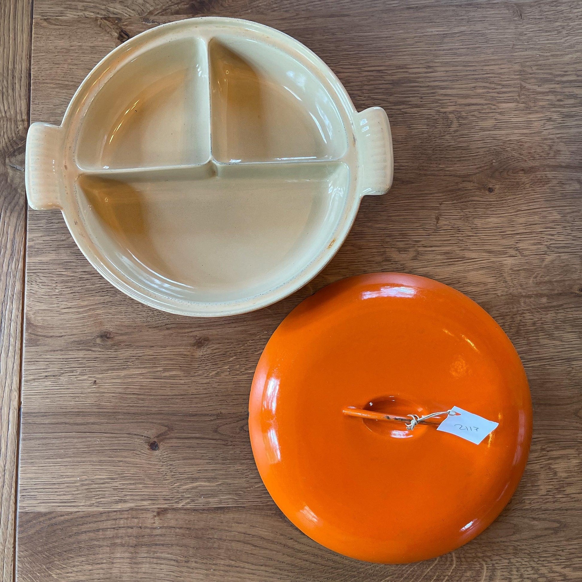 Dru gietijzeren drievaks pan met deksel - Bamestra Curiosa