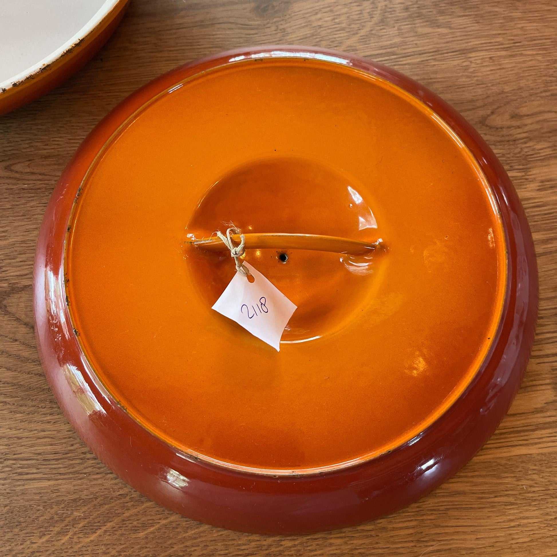 Dru gietijzeren drievaks pan met deksel - Bamestra Curiosa