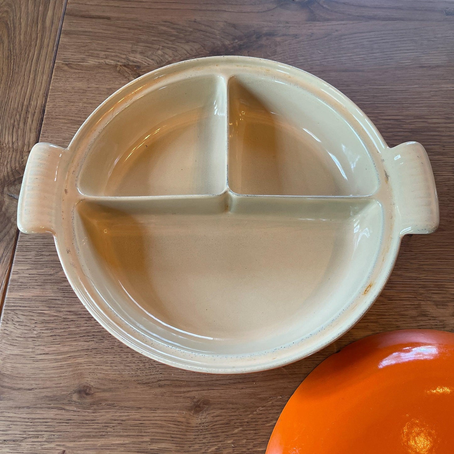 Dru gietijzeren drievaks pan met deksel - Bamestra Curiosa