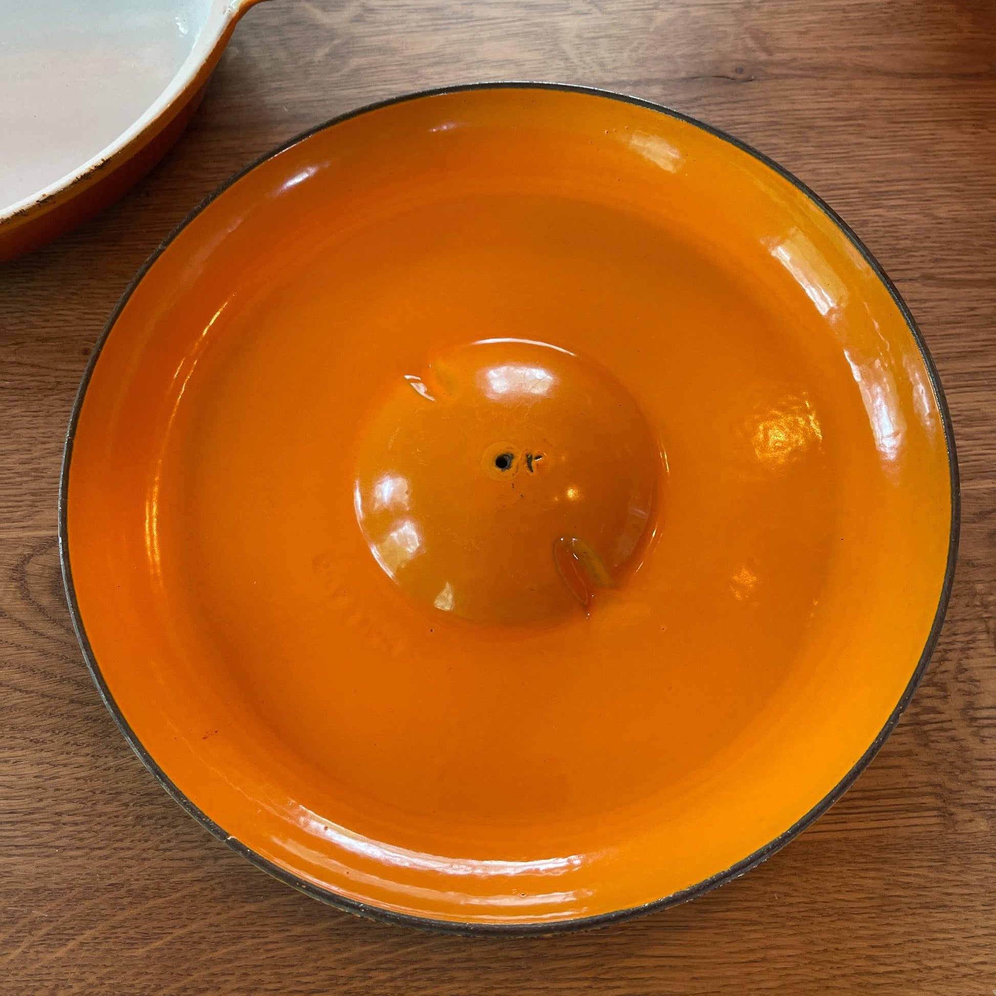 Dru gietijzeren drievaks pan met deksel - Bamestra Curiosa