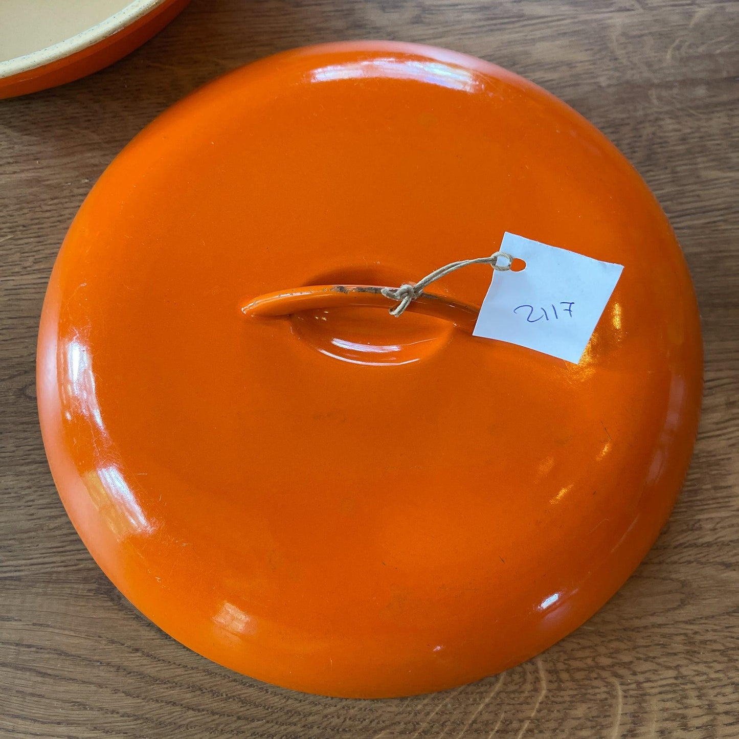 Dru gietijzeren drievaks pan met deksel - Bamestra Curiosa