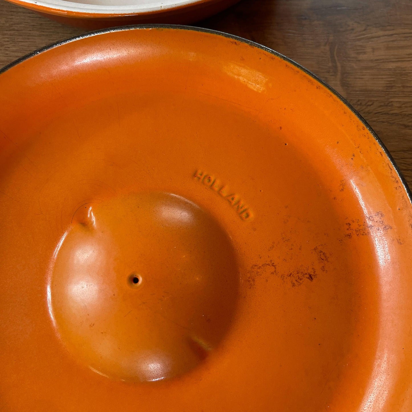 Dru gietijzeren drievaks pan met deksel - Bamestra Curiosa