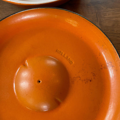 Dru gietijzeren drievaks pan met deksel - Bamestra Curiosa