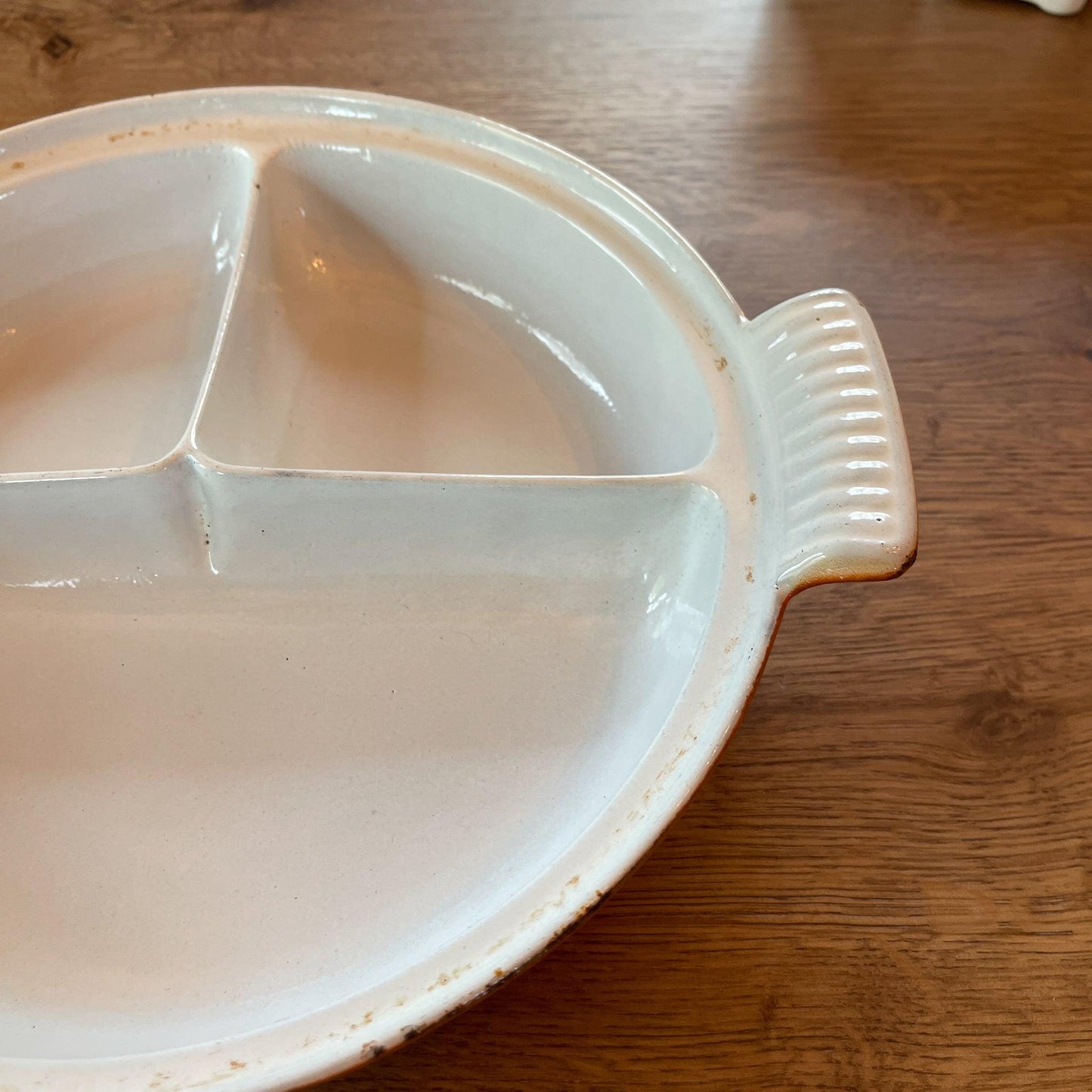 Dru gietijzeren drievaks pan met deksel - Bamestra Curiosa