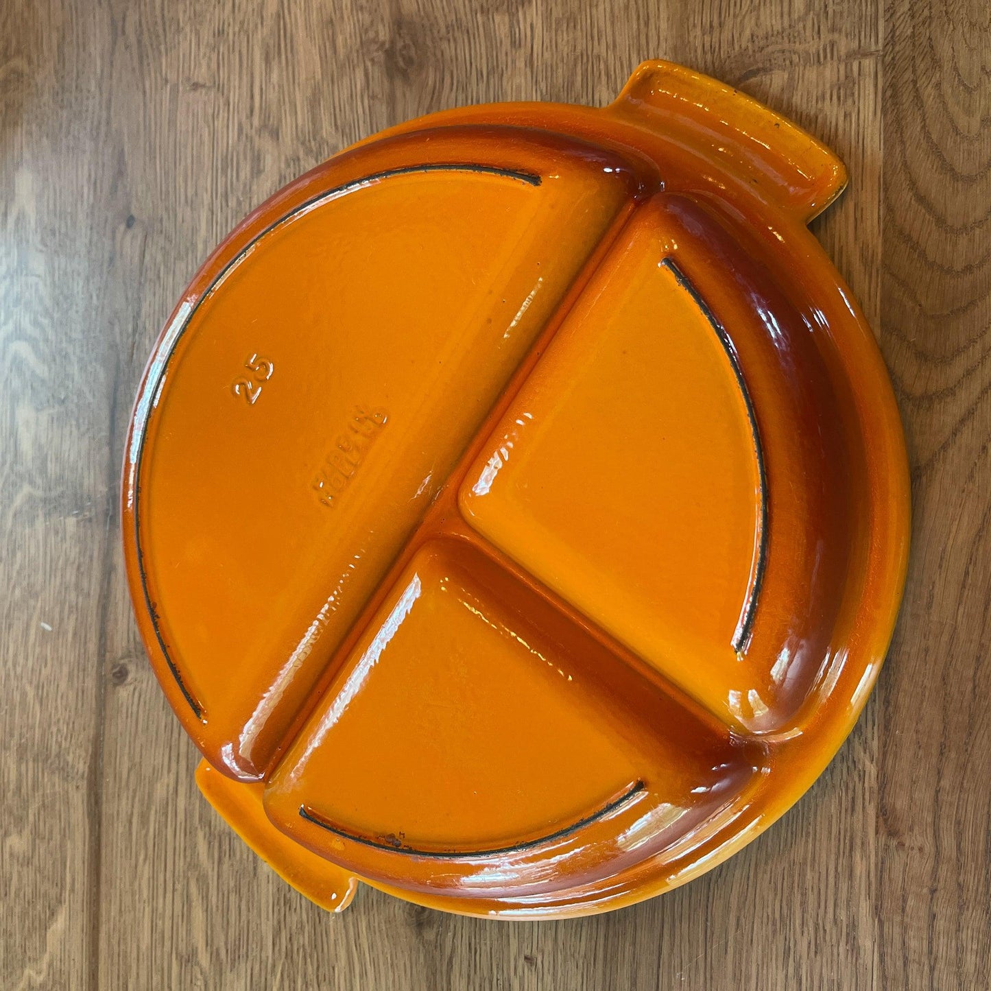 Dru gietijzeren drievaks pan met deksel - Bamestra Curiosa