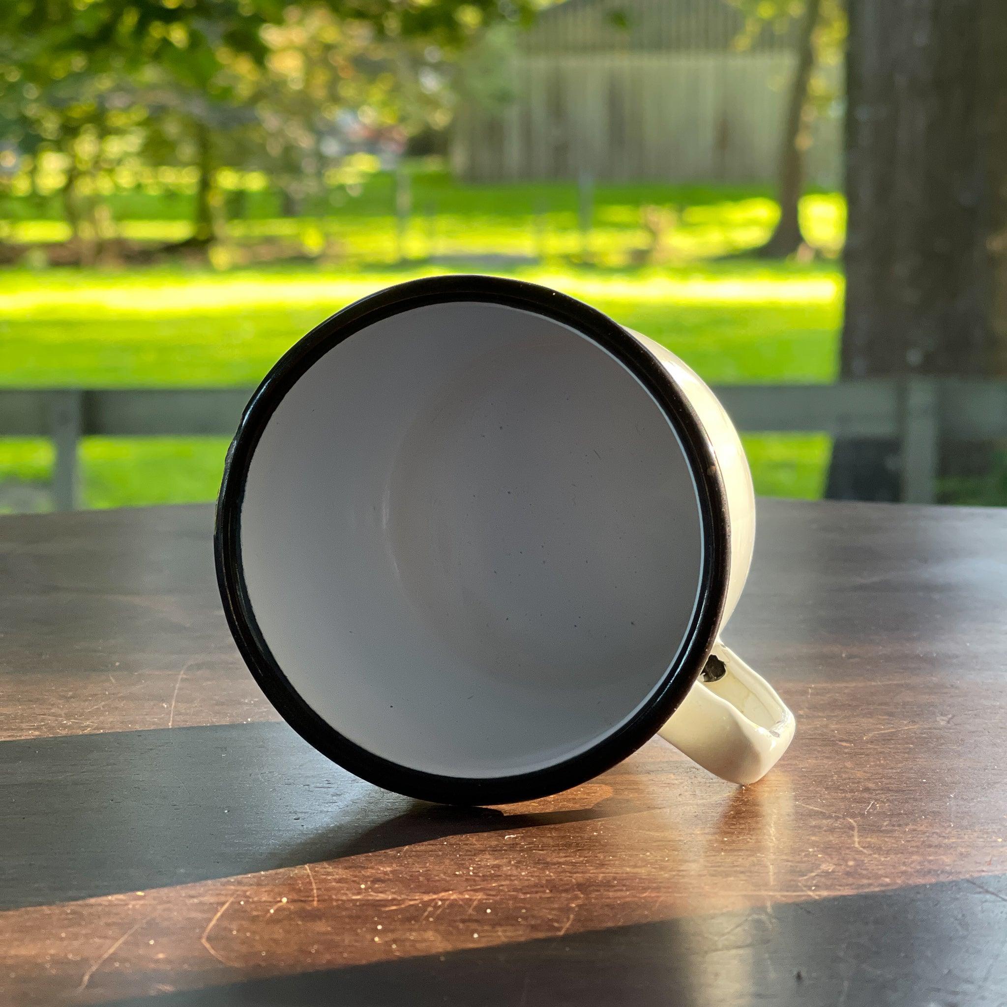 Emaille beker met een appel - The Collectionist