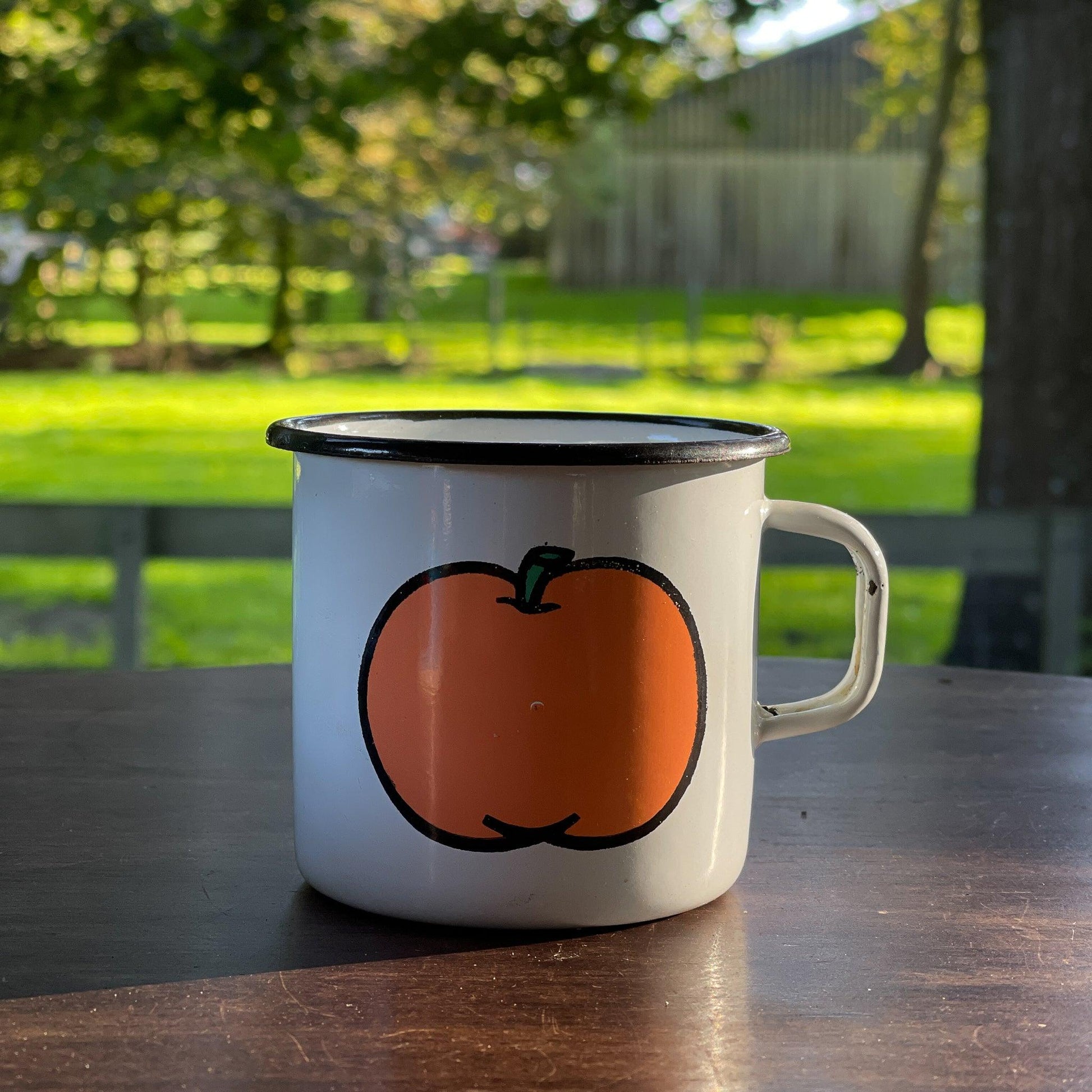 Emaille beker met een appel - Bamestra Curiosa