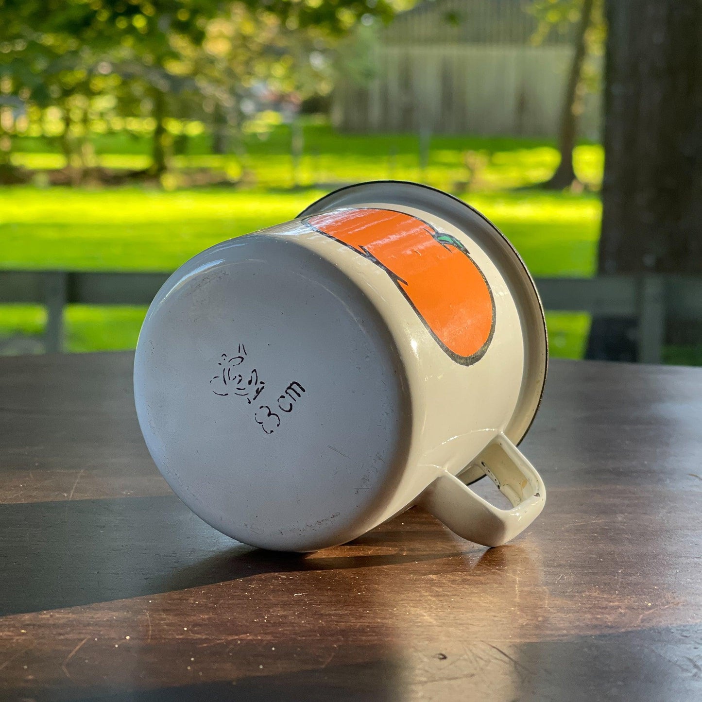 Emaille beker met een appel - Bamestra Curiosa