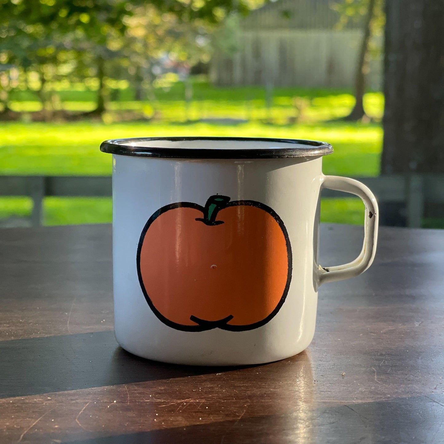 Emaille beker met een appel - Bamestra Curiosa