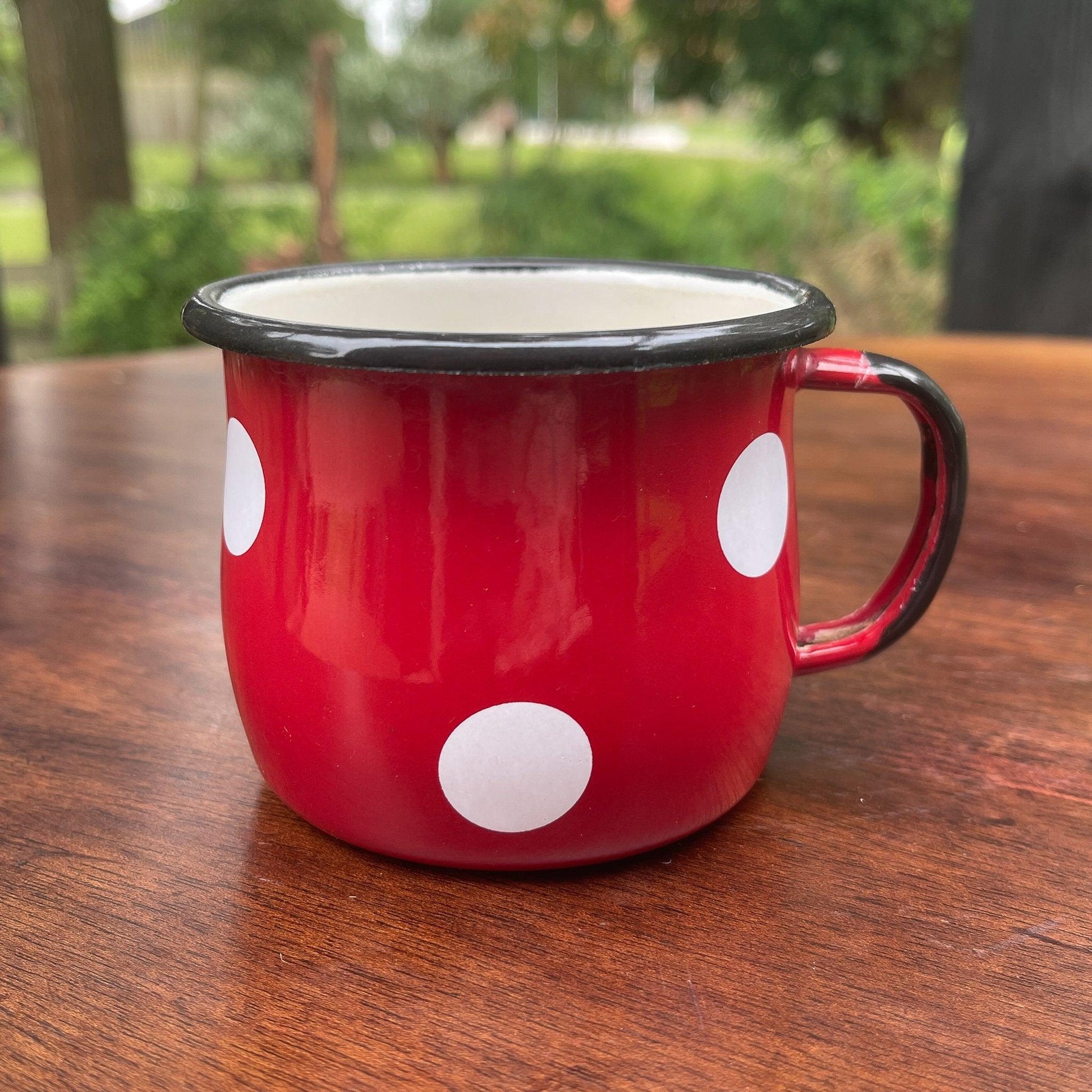 Emaille beker rood met witte stippen - Bamestra Curiosa