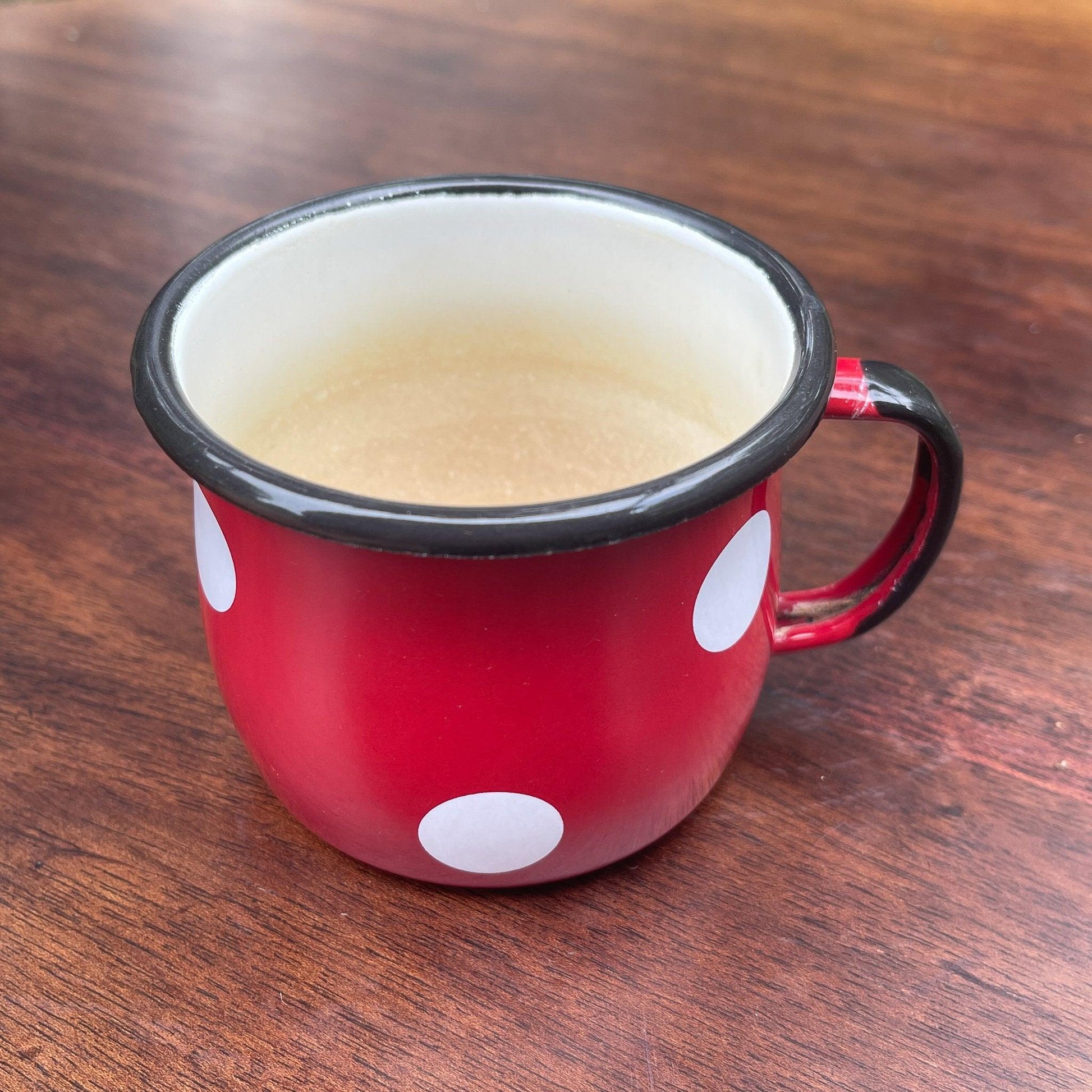 Emaille beker rood met witte stippen - Bamestra Curiosa