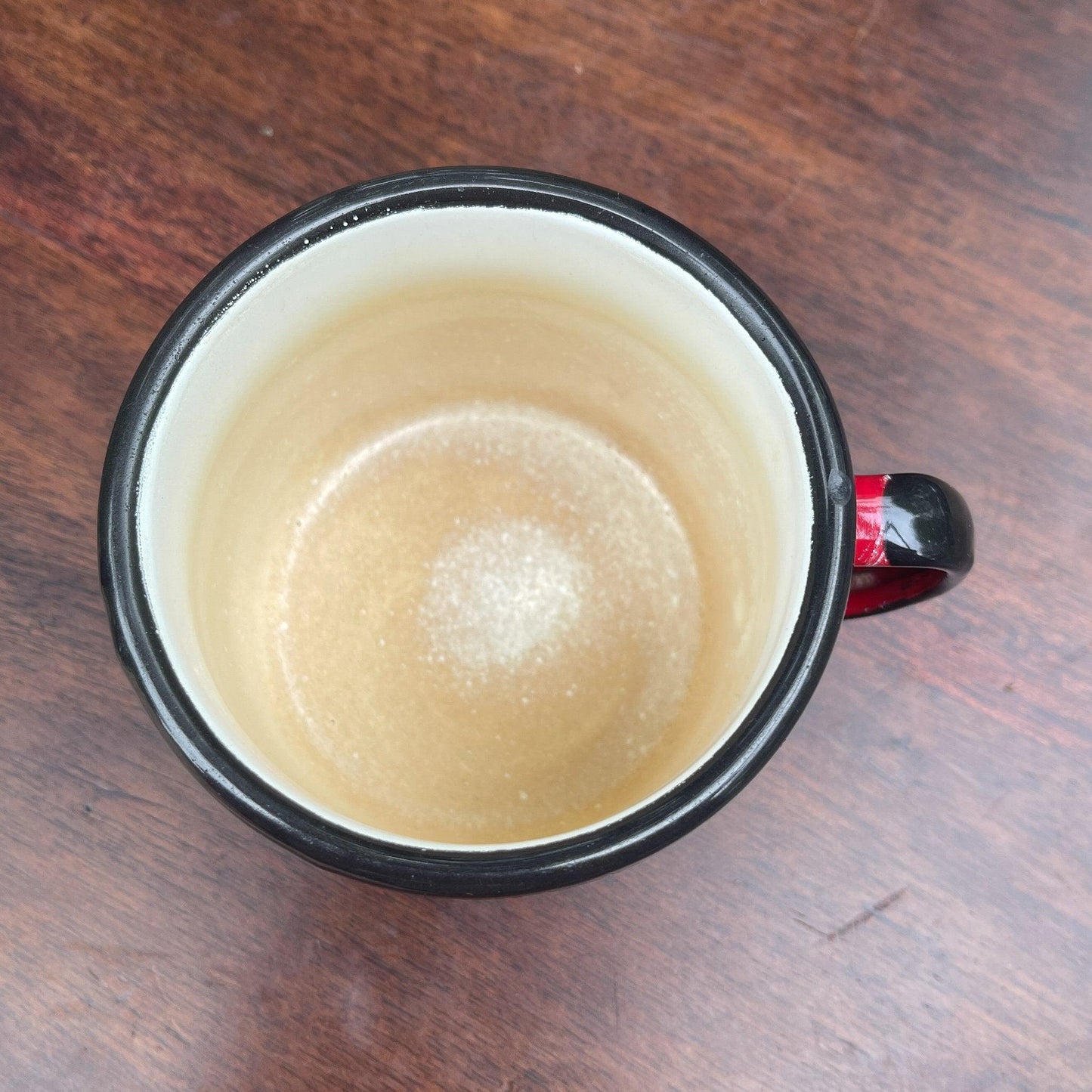 Emaille beker rood met witte stippen - Bamestra Curiosa