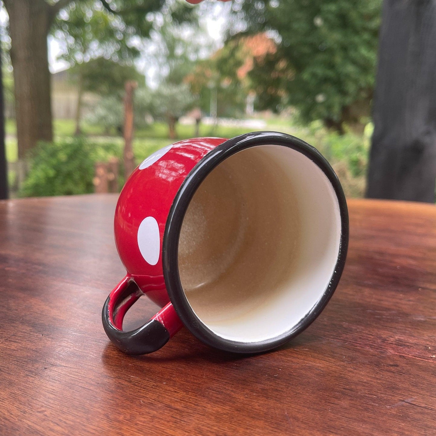 Emaille beker rood met witte stippen - Bamestra Curiosa