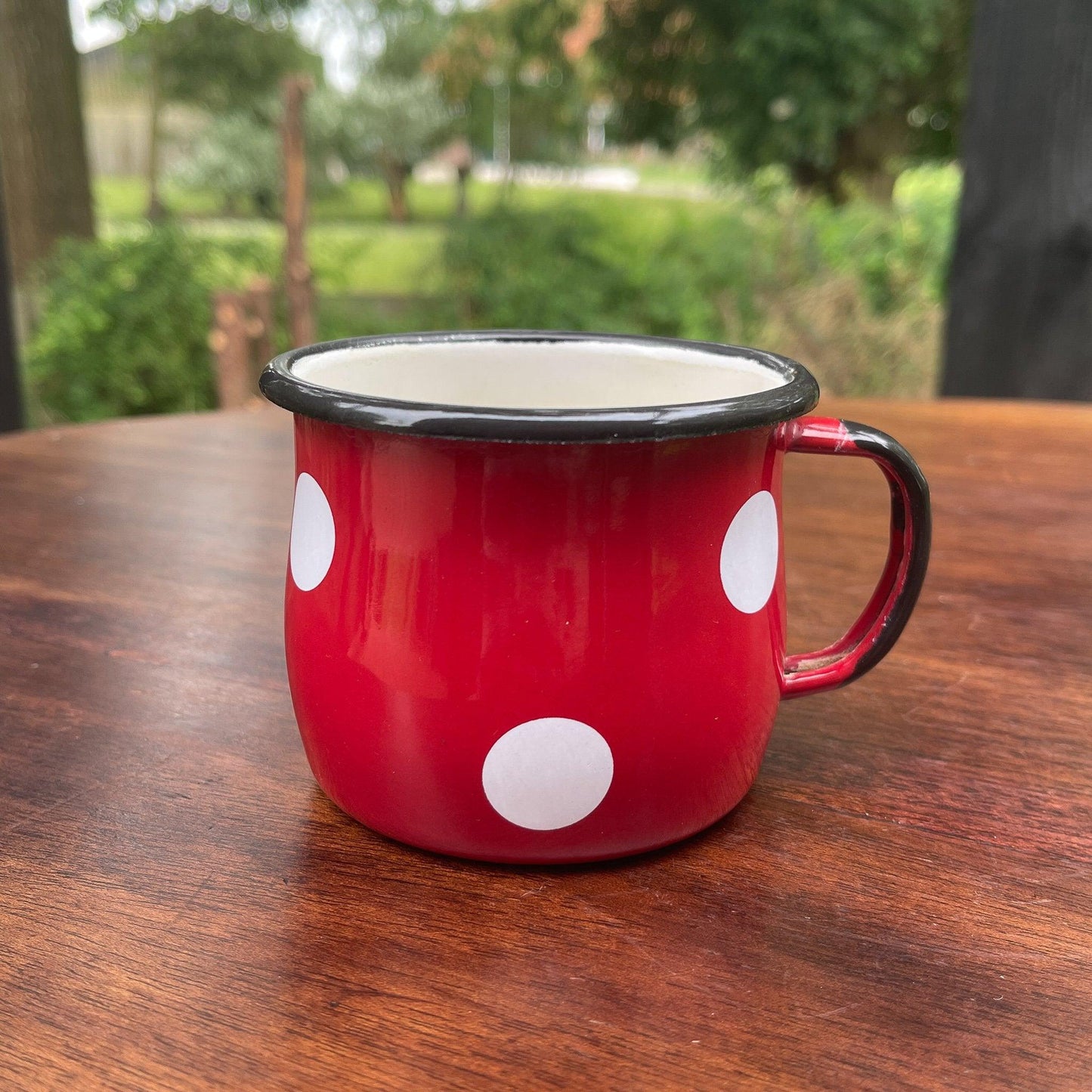 Emaille beker rood met witte stippen - Bamestra Curiosa