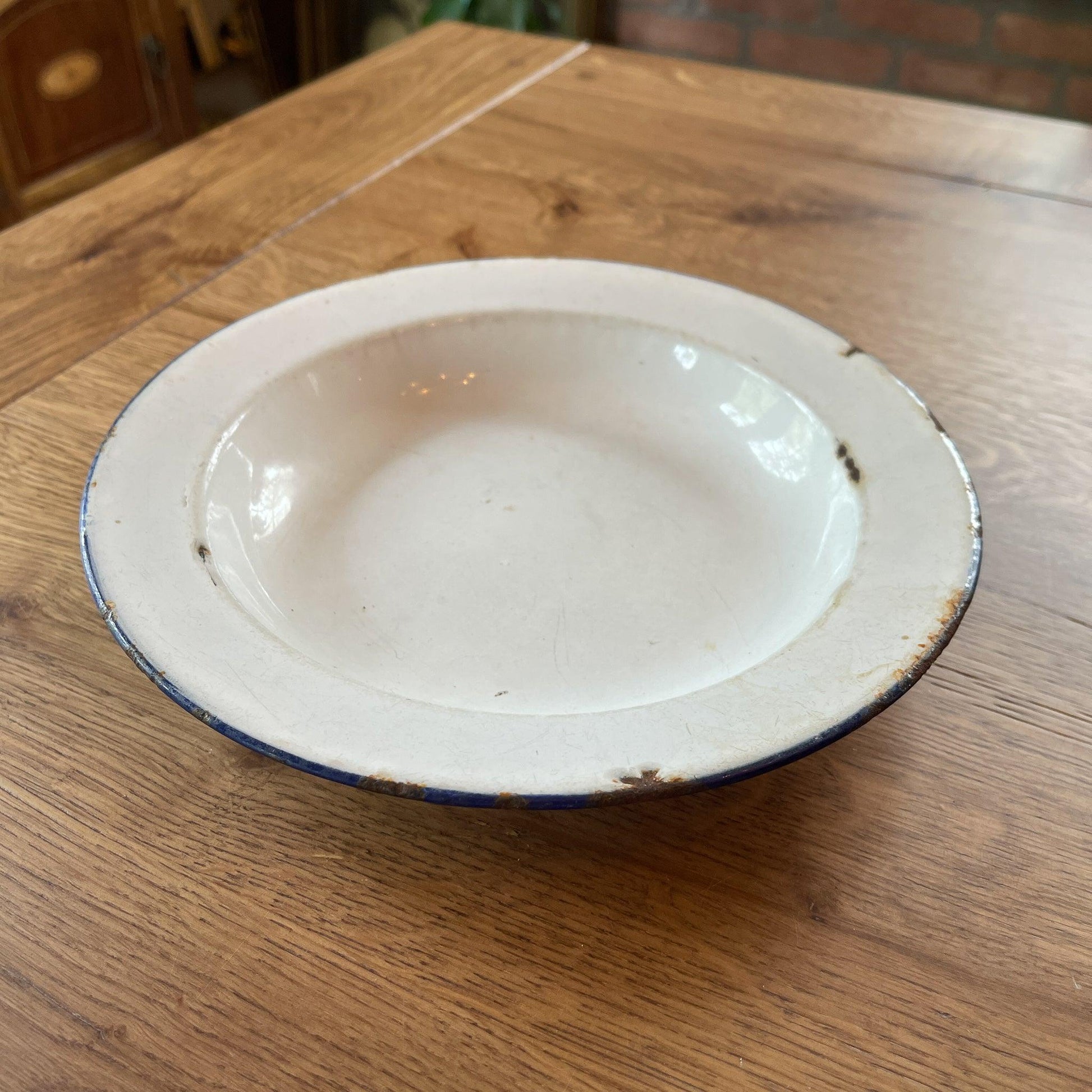 Emaille bord wit met blauwe rand - Bamestra Curiosa