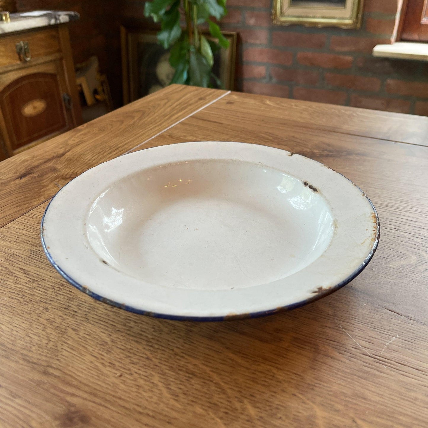 Emaille bord wit met blauwe rand - Bamestra Curiosa