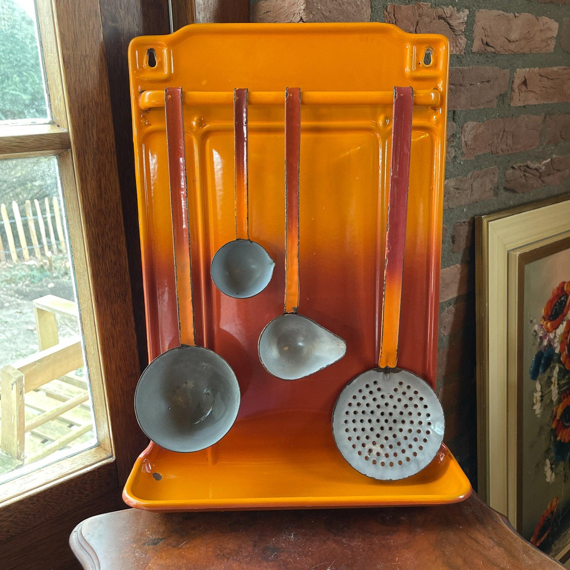 Emaille lepel rek met keukengerei - Bamestra Curiosa