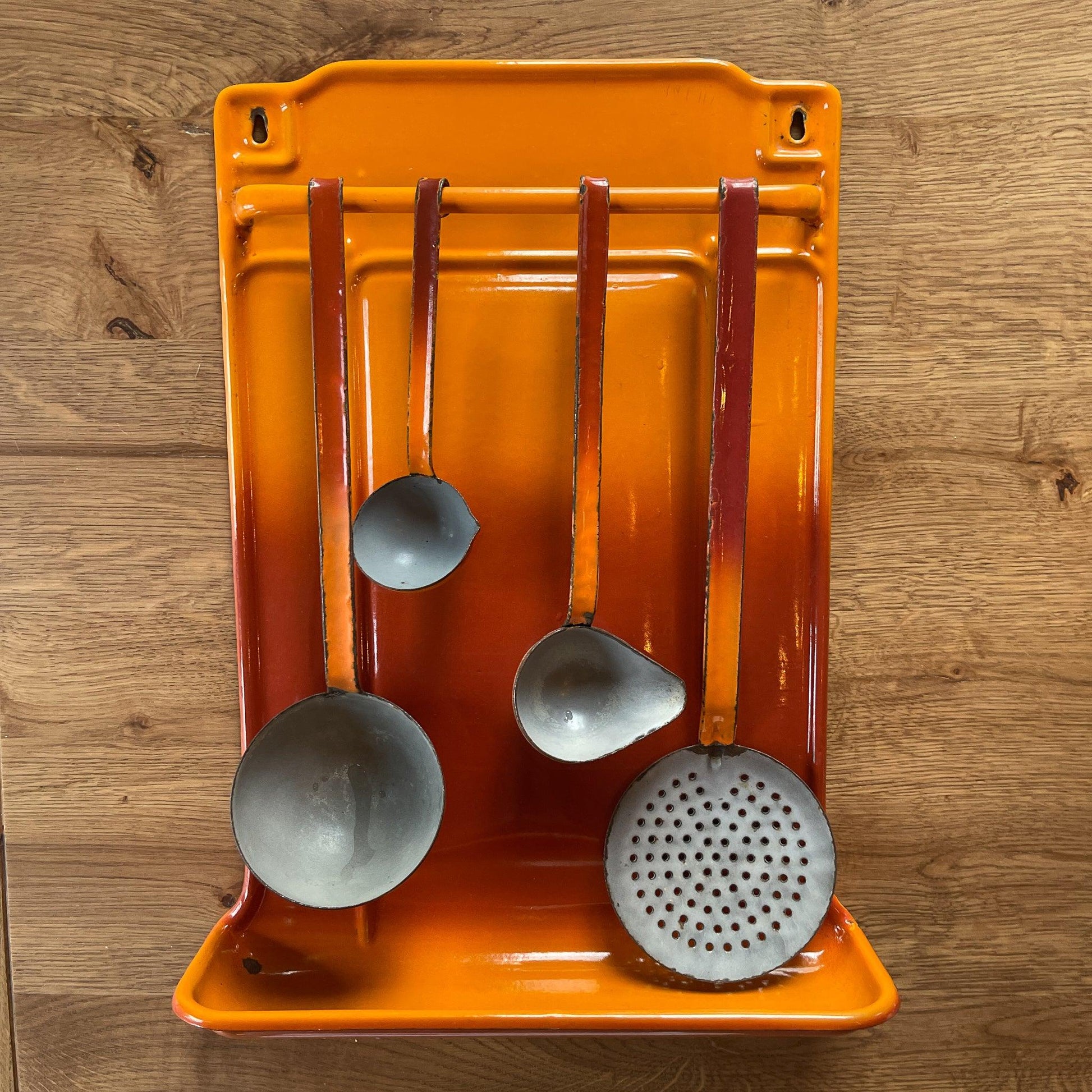 Emaille lepel rek met keukengerei - Bamestra Curiosa