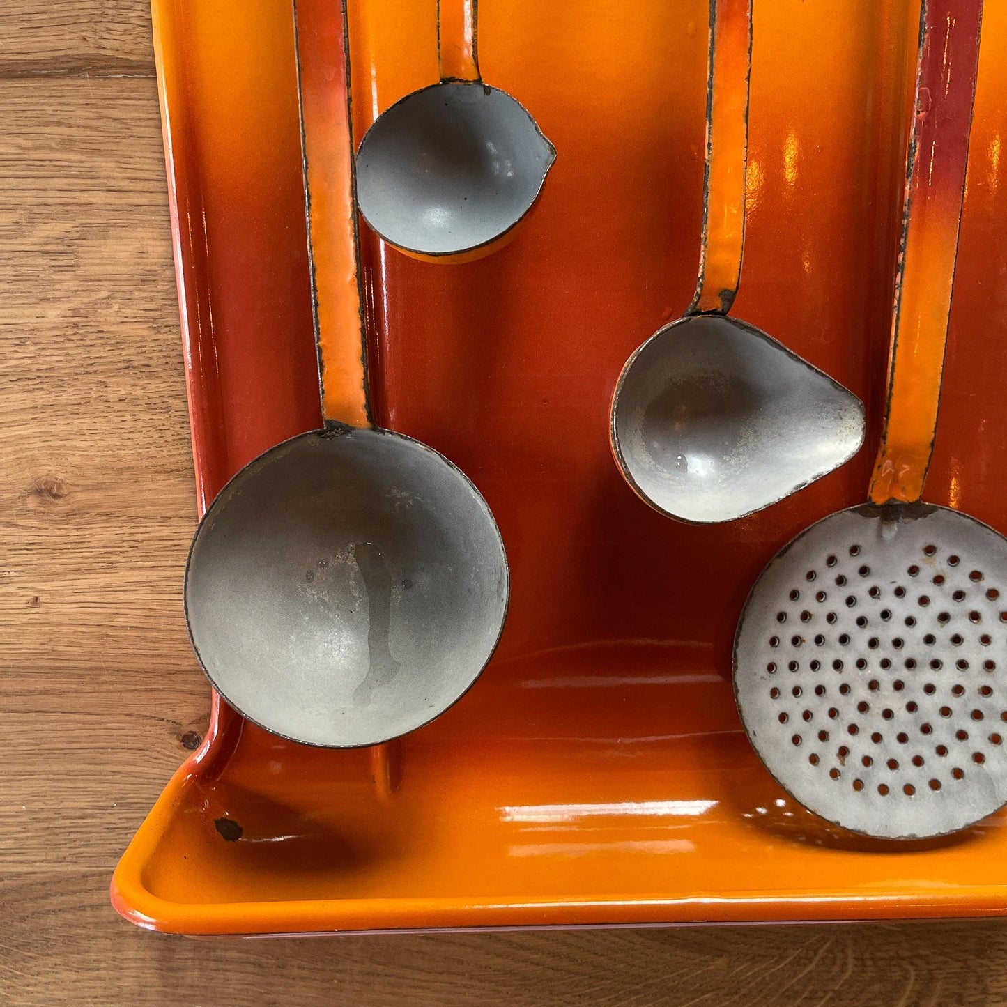 Emaille lepel rek met keukengerei - Bamestra Curiosa