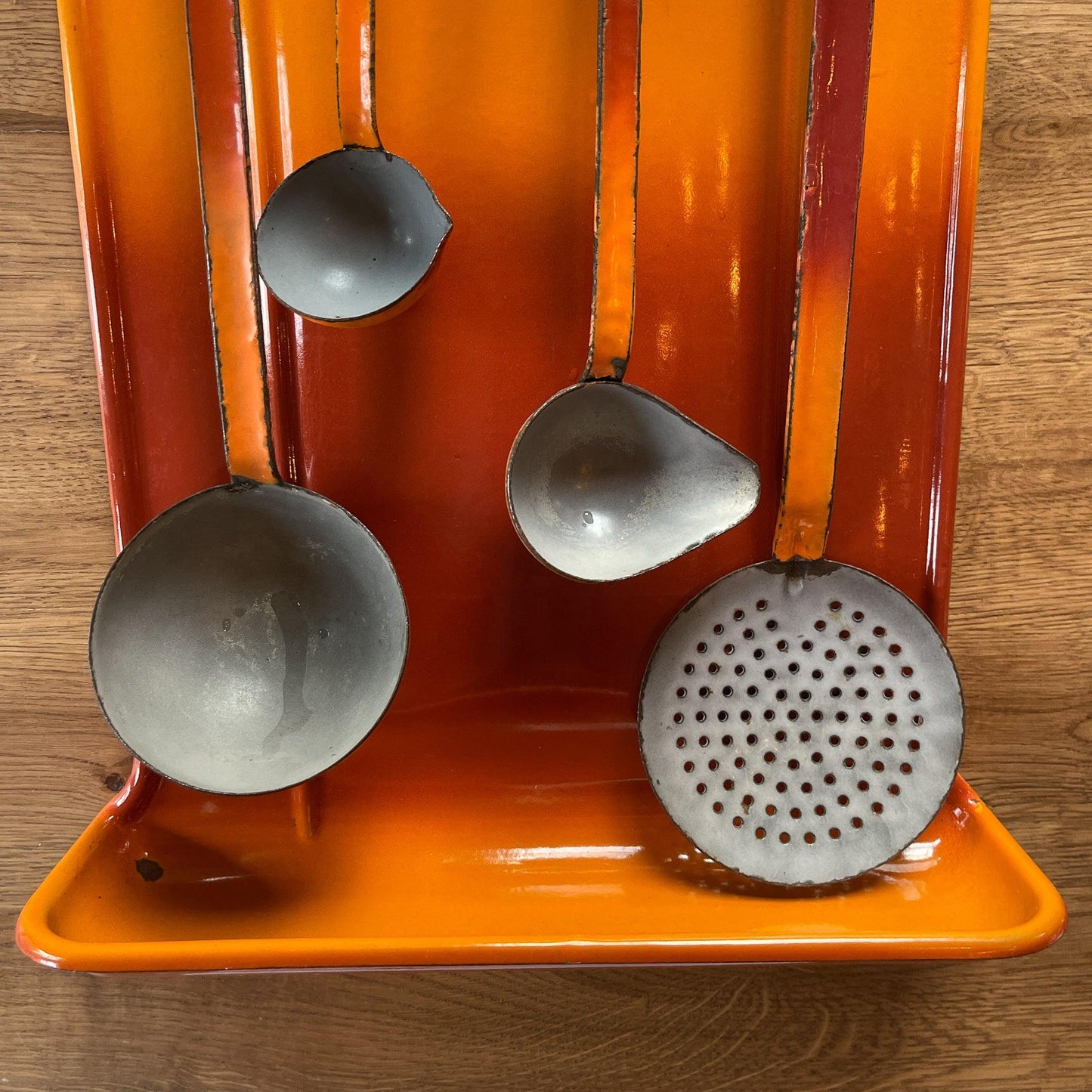 Emaille lepel rek met keukengerei - Bamestra Curiosa