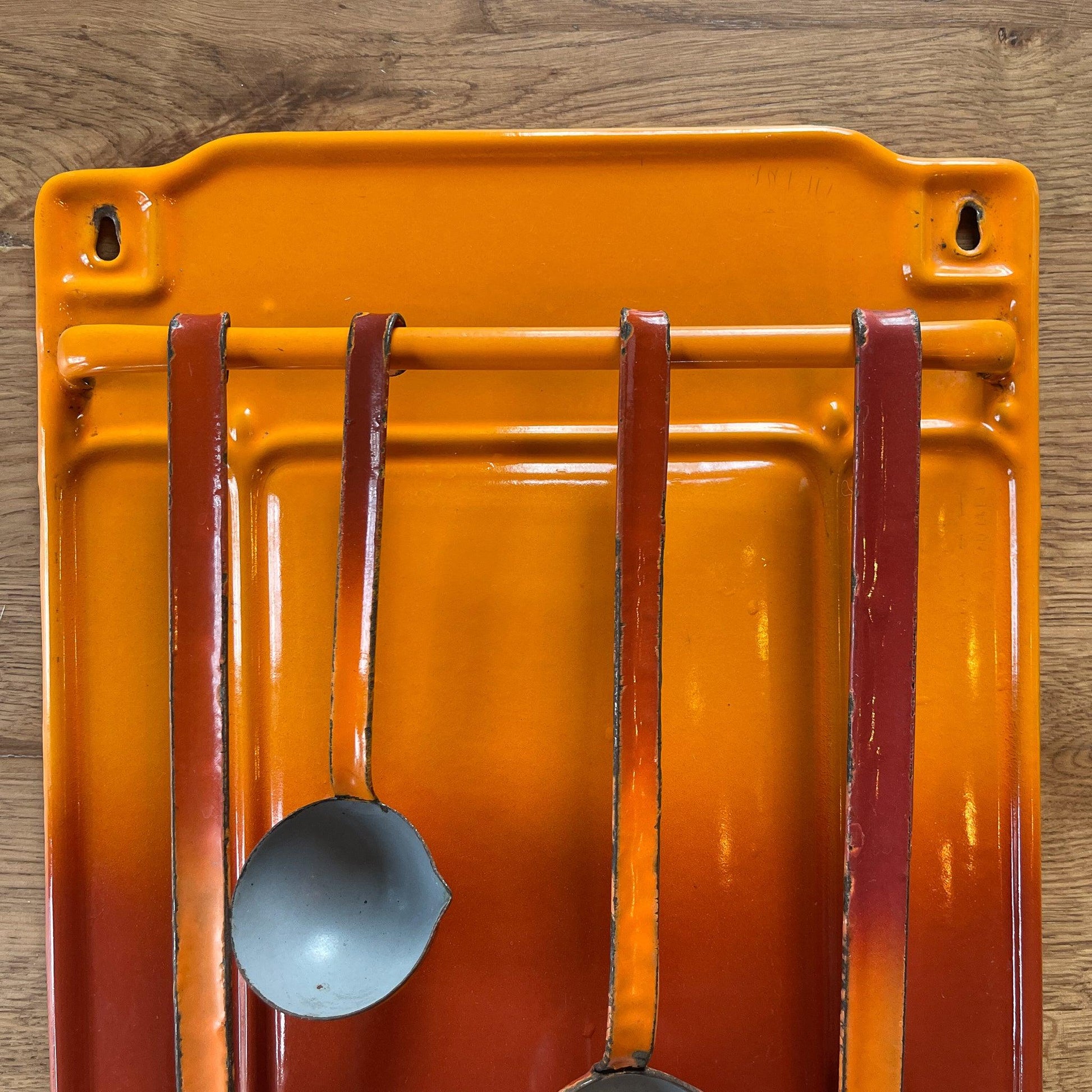 Emaille lepel rek met keukengerei - Bamestra Curiosa