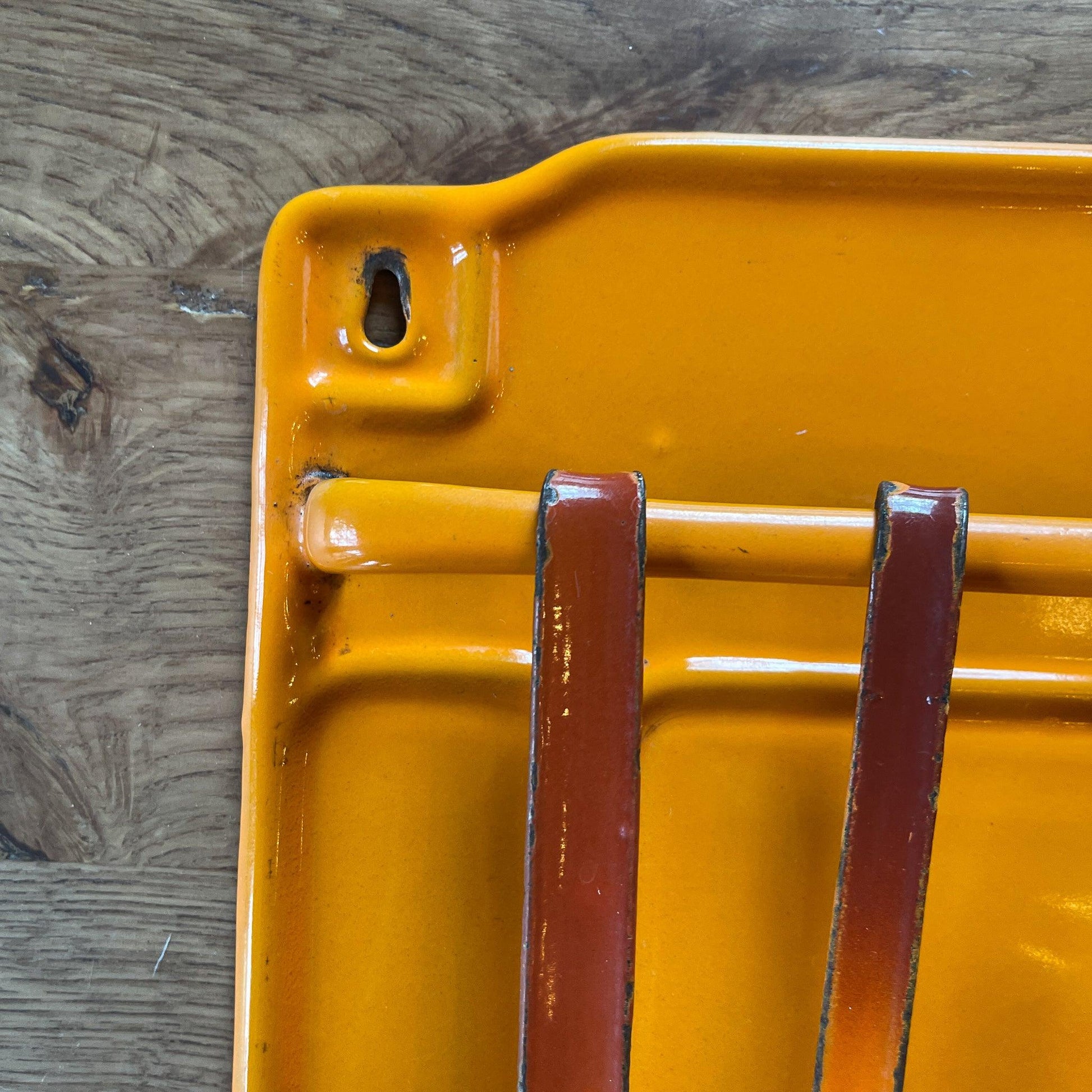 Emaille lepel rek met keukengerei - Bamestra Curiosa