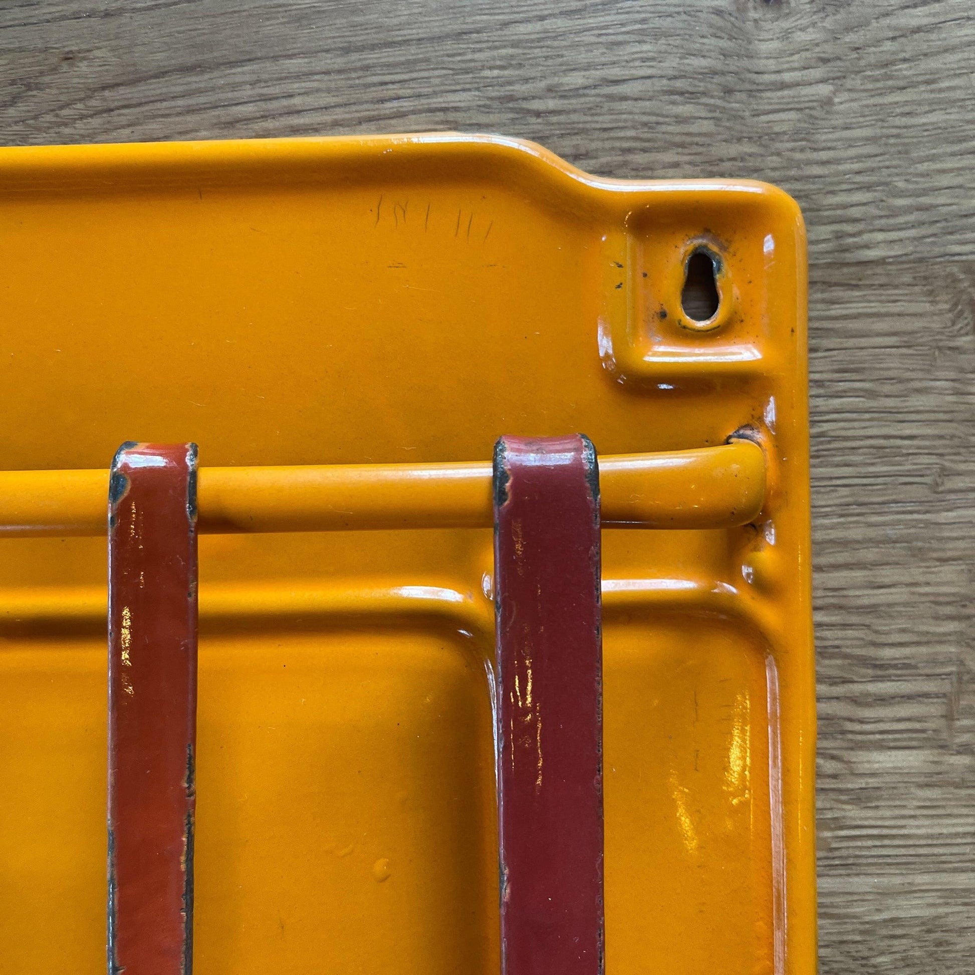 Emaille lepel rek met keukengerei - Bamestra Curiosa