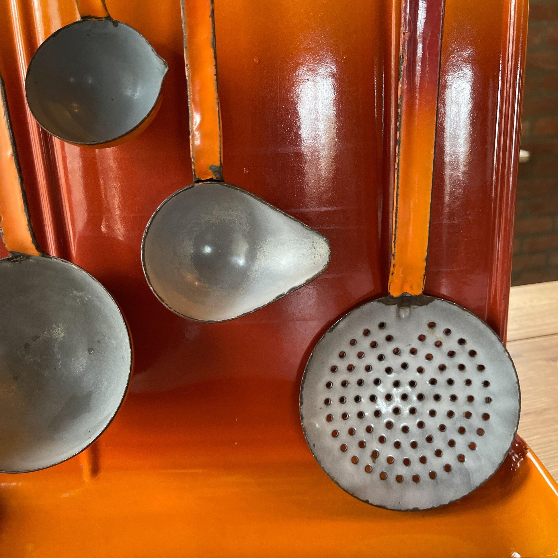 Emaille lepel rek met keukengerei - Bamestra Curiosa