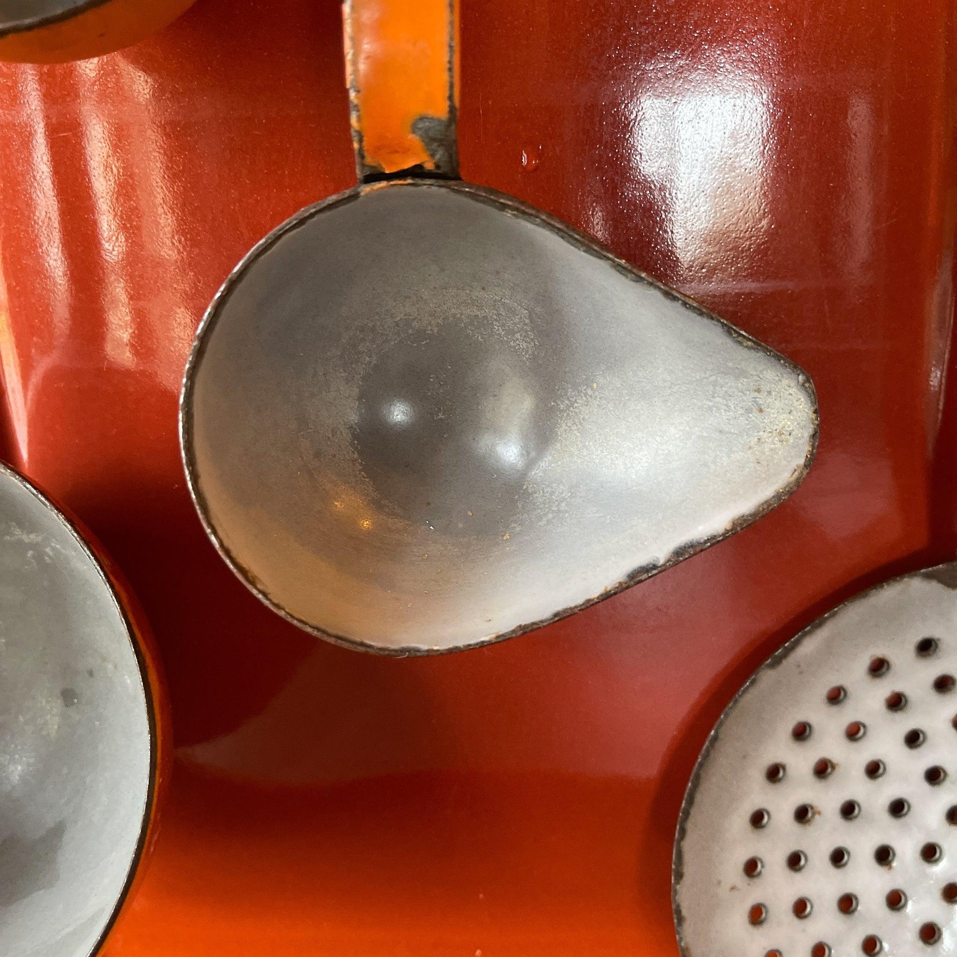 Emaille lepel rek met keukengerei - Bamestra Curiosa