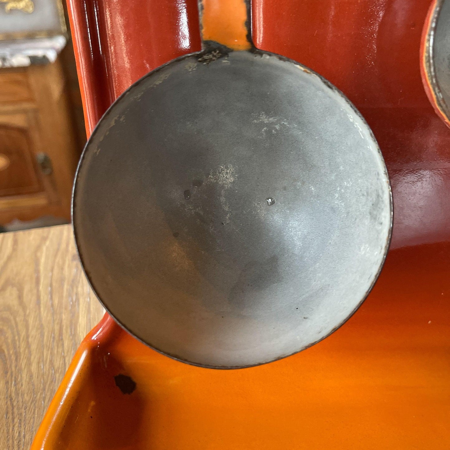 Emaille lepel rek met keukengerei - Bamestra Curiosa