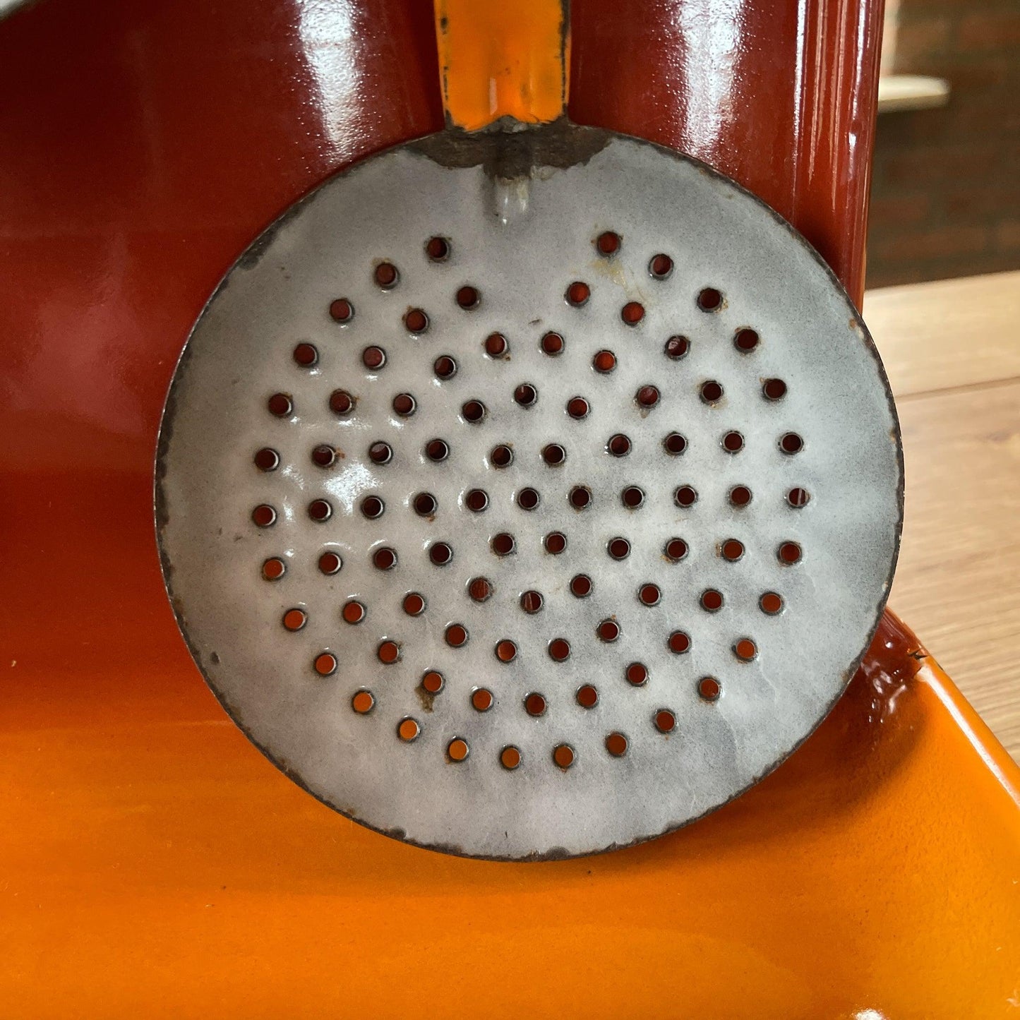 Emaille lepel rek met keukengerei - Bamestra Curiosa