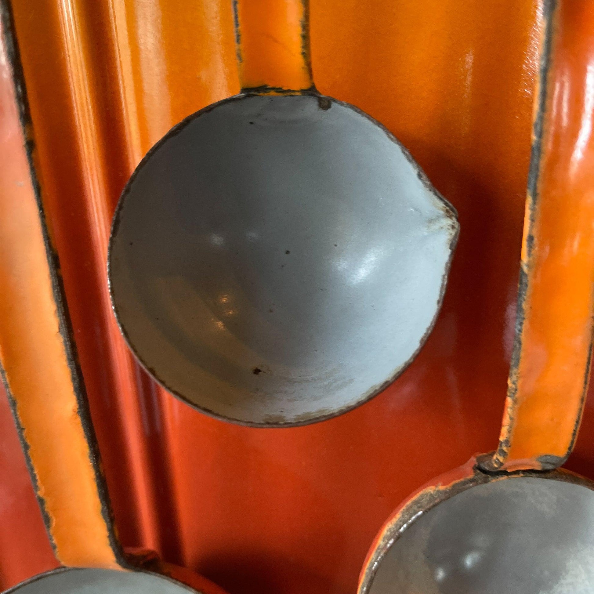 Emaille lepel rek met keukengerei - Bamestra Curiosa