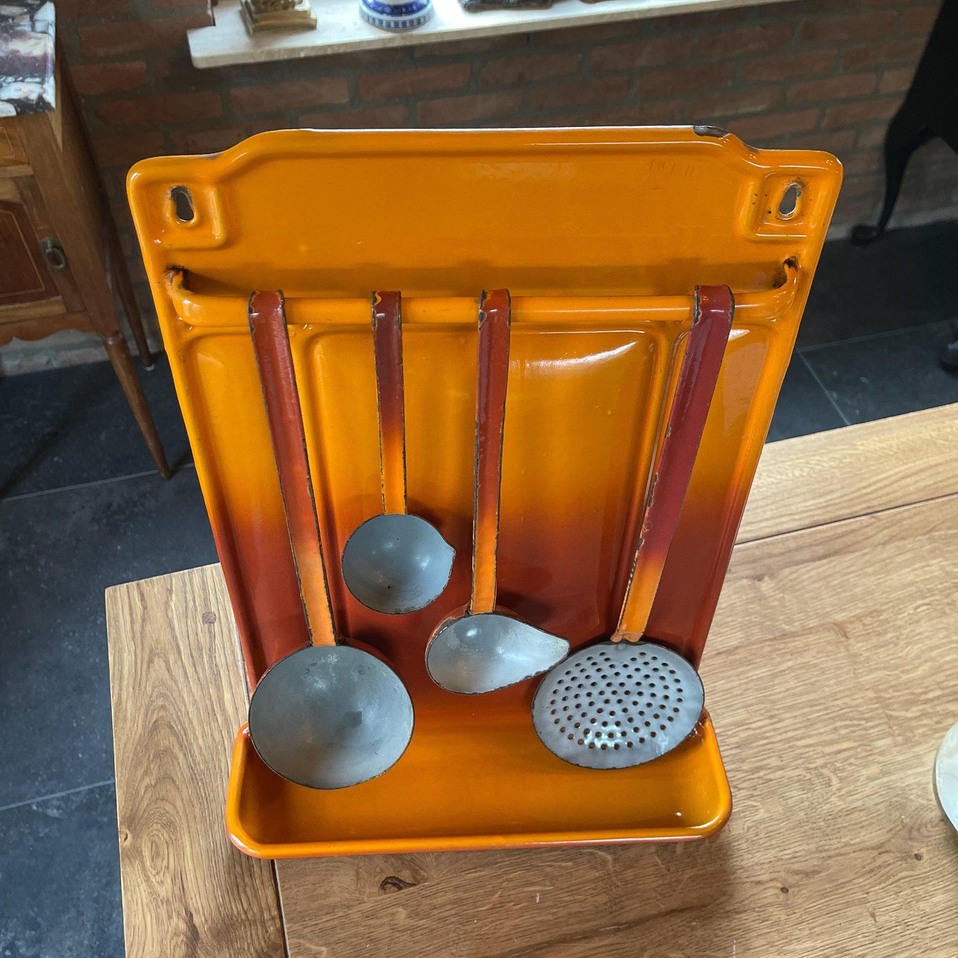 Emaille lepel rek met keukengerei - Bamestra Curiosa