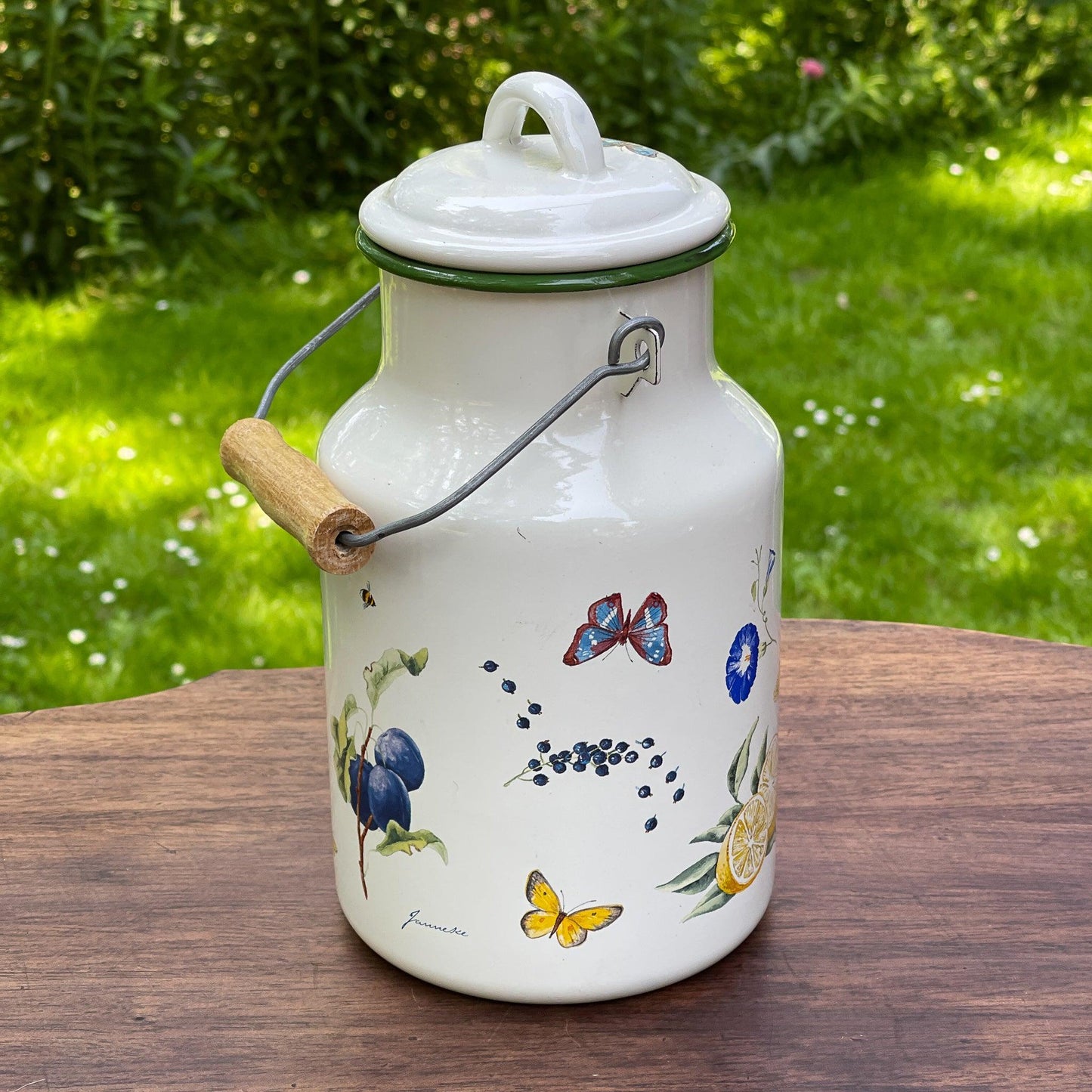 Emaille melkbus met vlinders en bloemen - Bamestra Curiosa
