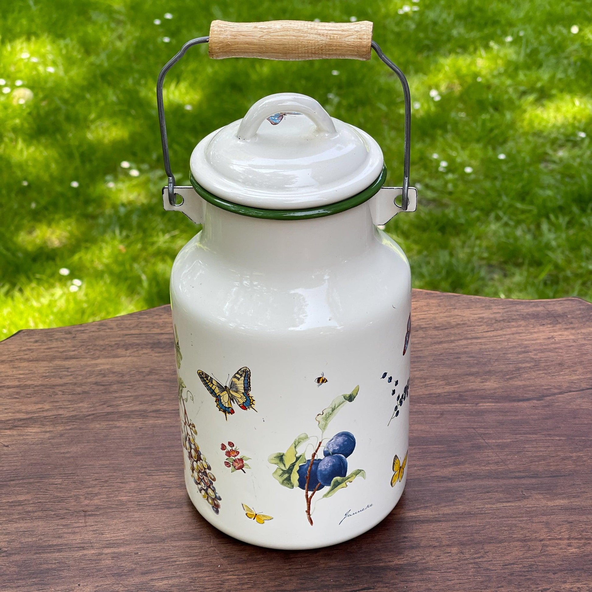 Emaille melkbus met vlinders en bloemen - Bamestra Curiosa