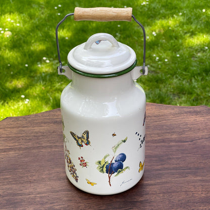 Emaille melkbus met vlinders en bloemen - Bamestra Curiosa