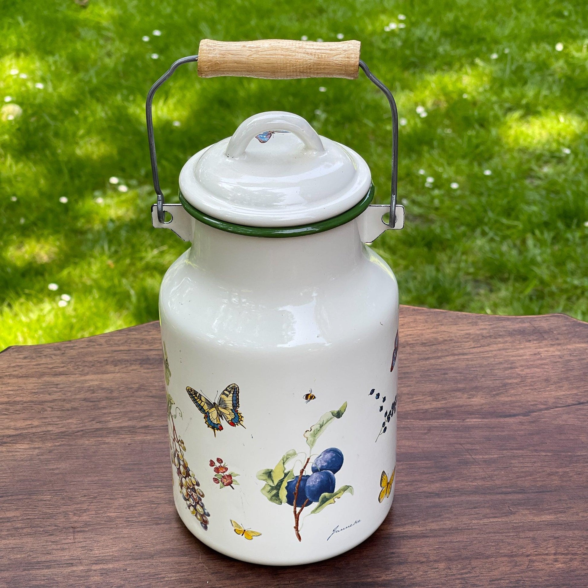 Emaille melkbus met vlinders en bloemen - Bamestra Curiosa