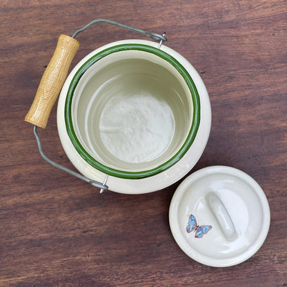 Emaille melkbus met vlinders en bloemen - Bamestra Curiosa