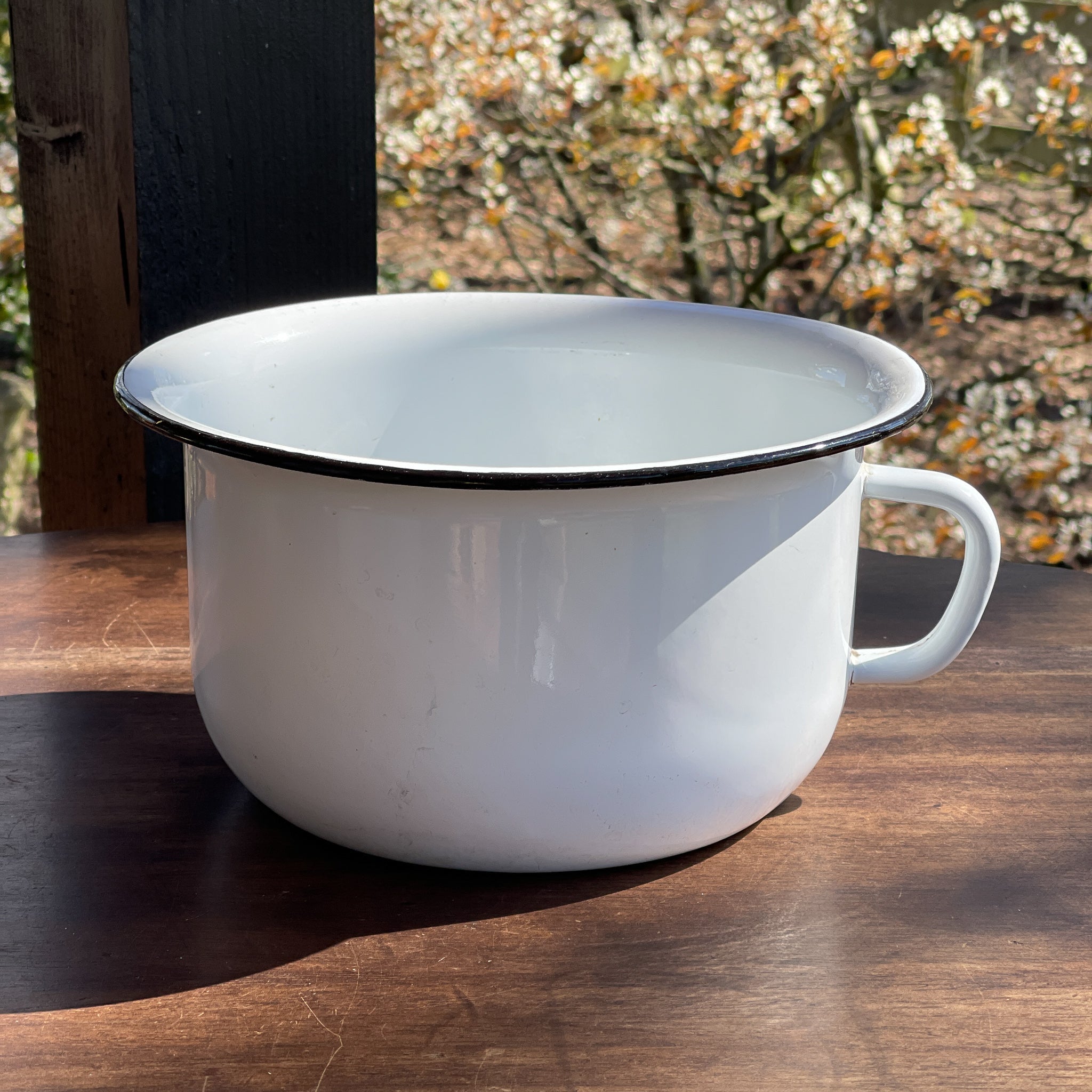 Emaille Po - The Collectionist