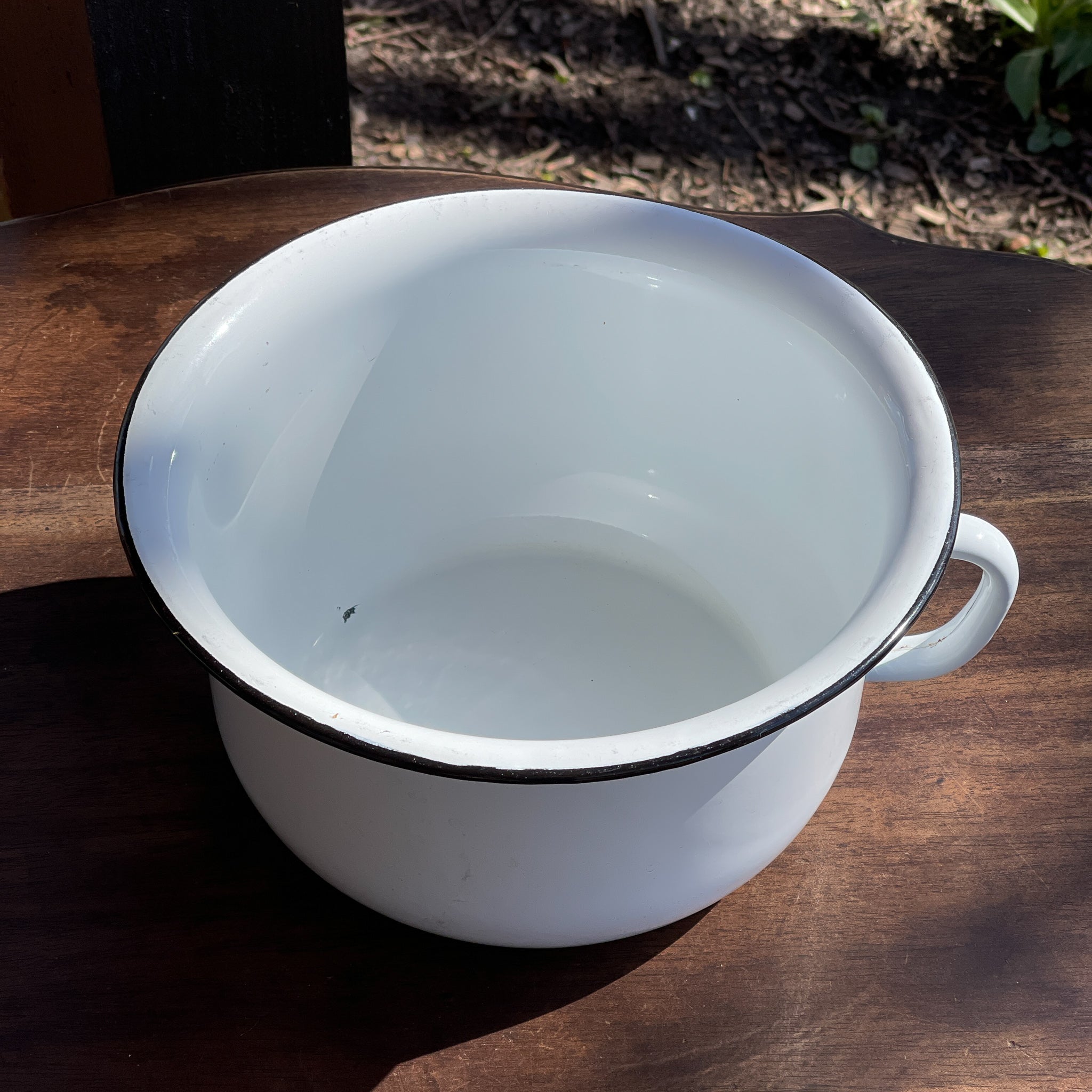 Emaille Po - The Collectionist