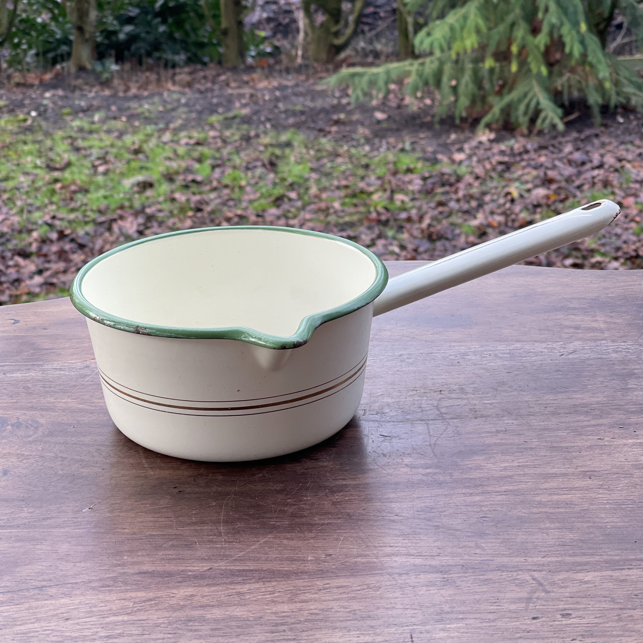 Emaille Steelpan Creme Met Groene Rand - The Collectionist