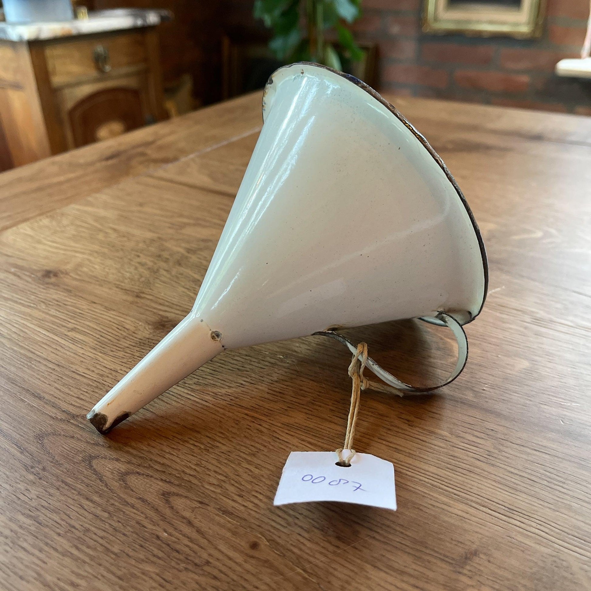 Emaille trechter - Bamestra Curiosa