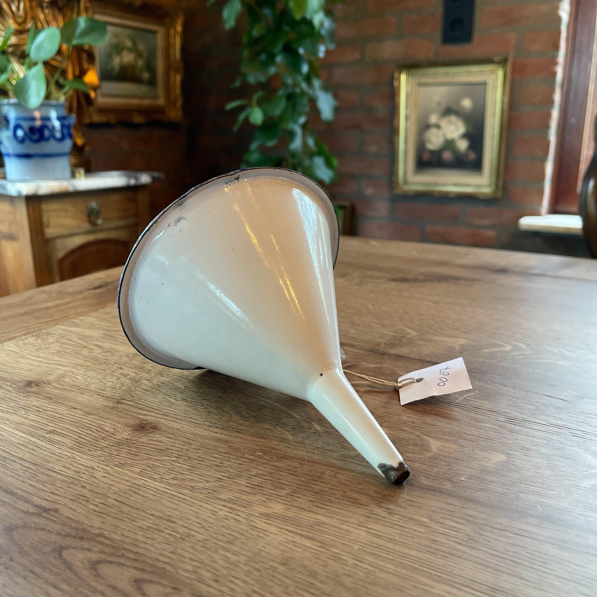 Emaille trechter - Bamestra Curiosa