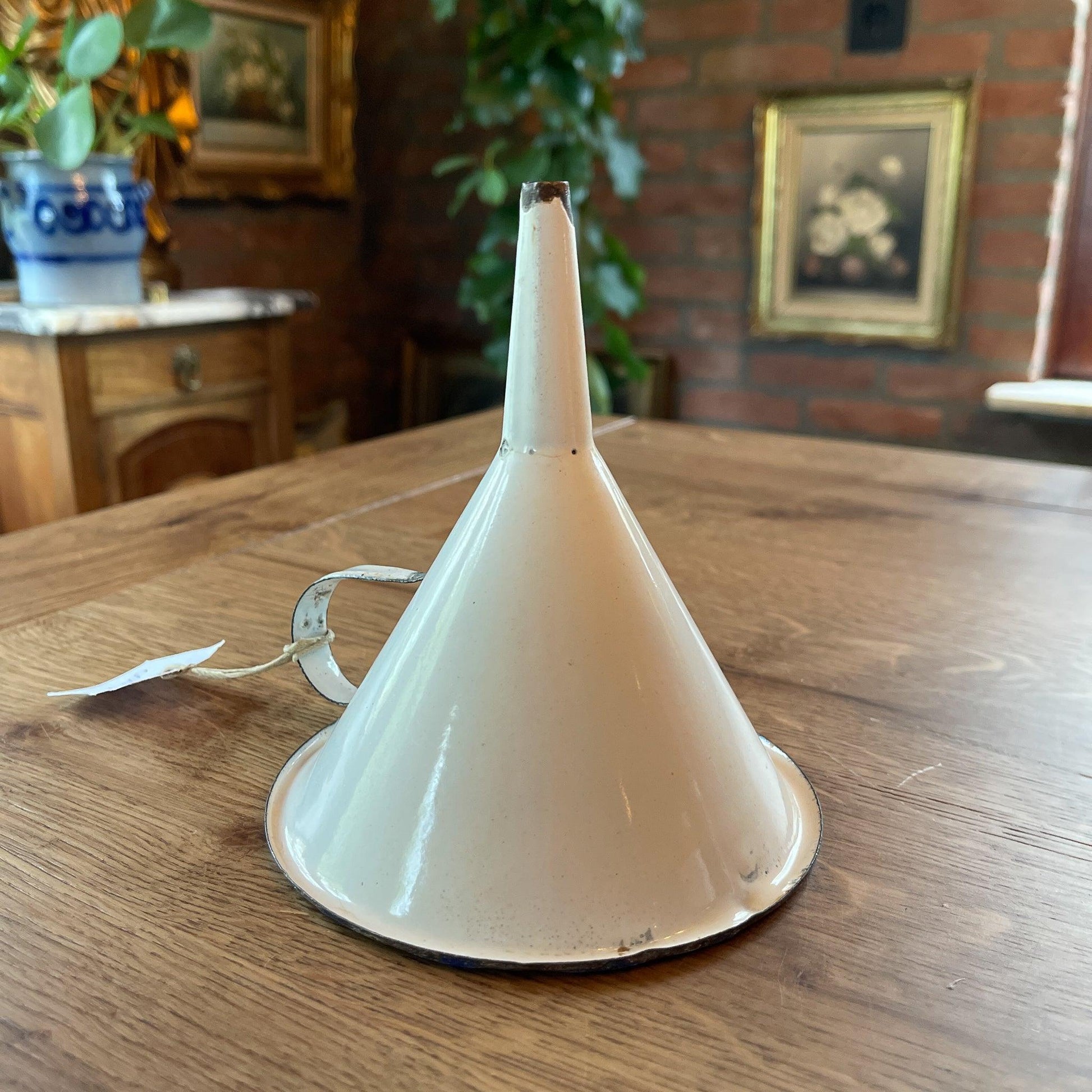 Emaille trechter - Bamestra Curiosa