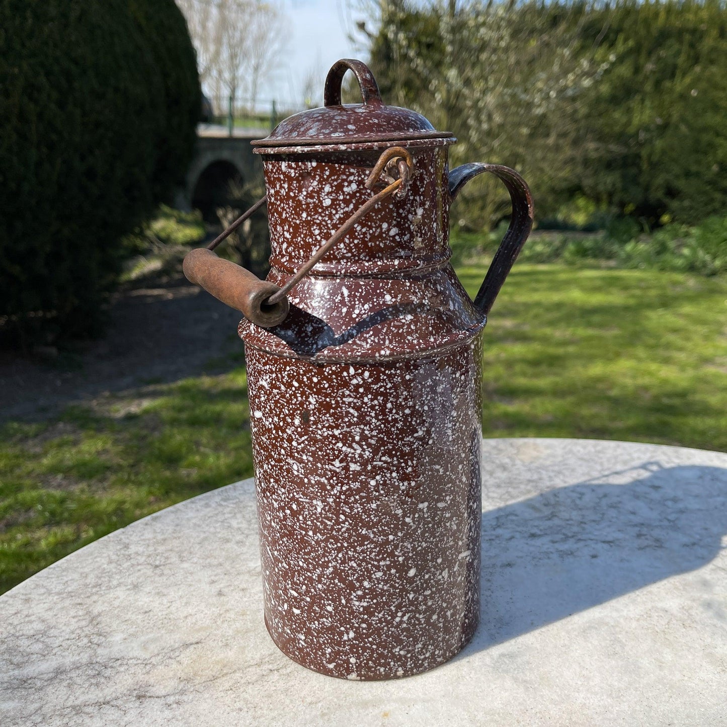 Gespikkelde emaille melkbus met deksel en houten handvat - Bamestra Curiosa