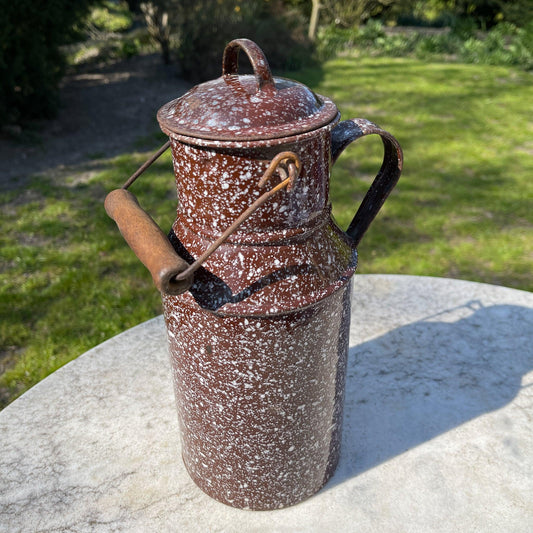 Gespikkelde emaille melkbus met deksel en houten handvat - Bamestra Curiosa